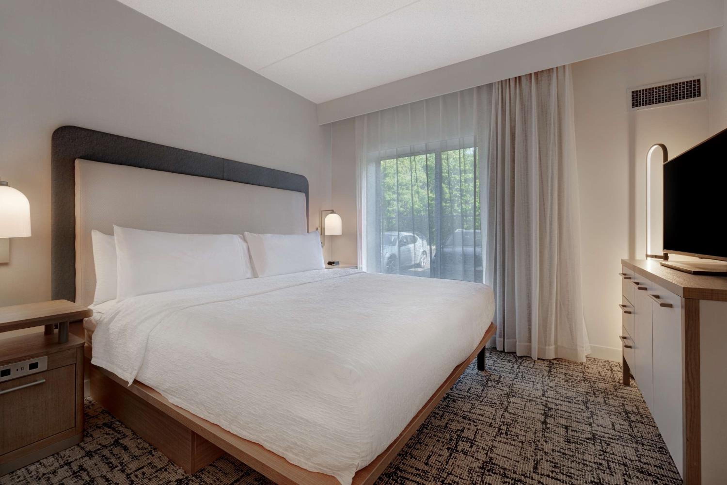 One-Bedroom King Suite - Photo 4