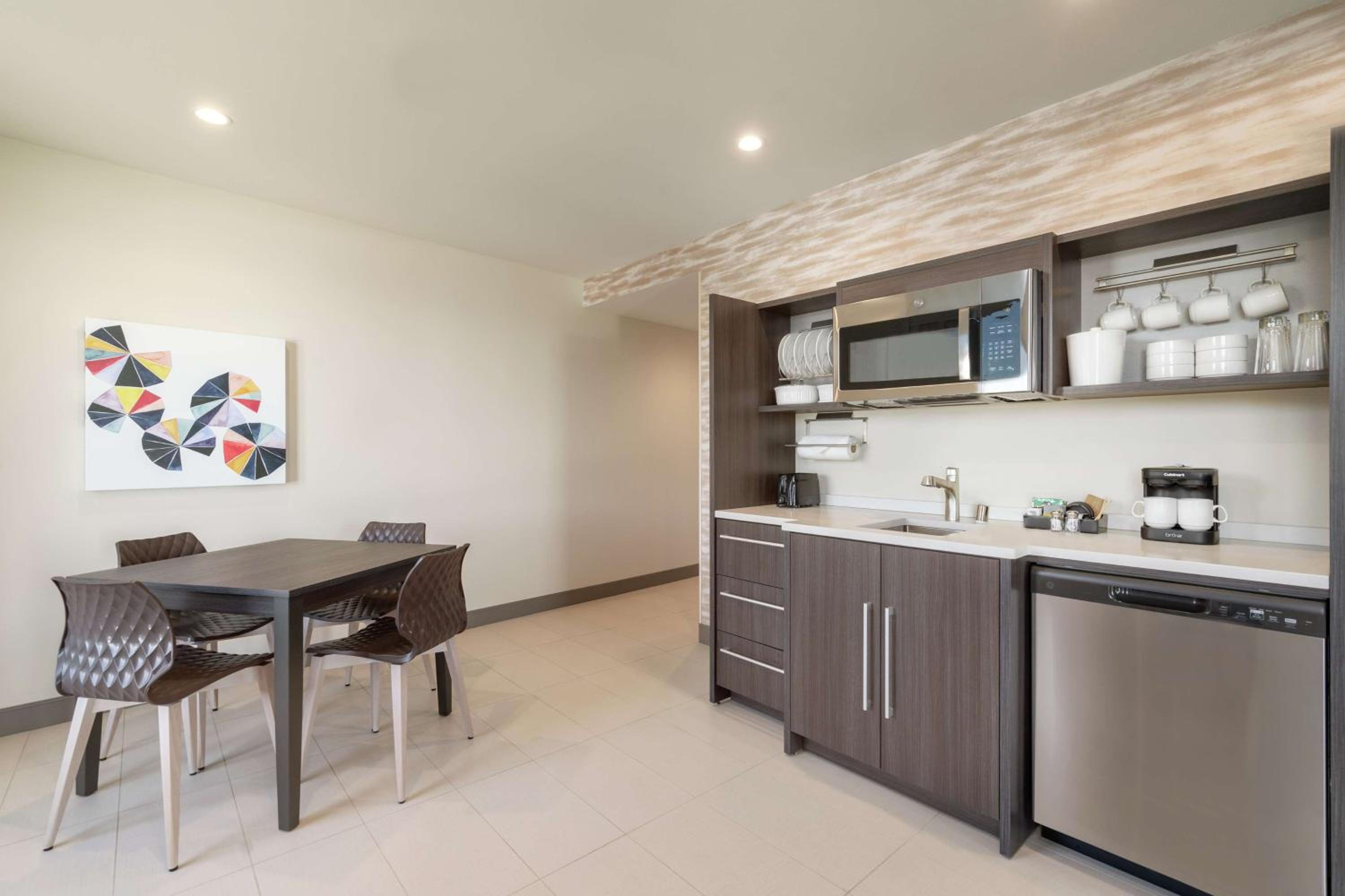 One-Bedroom King Suite with Balcony - Photo 4