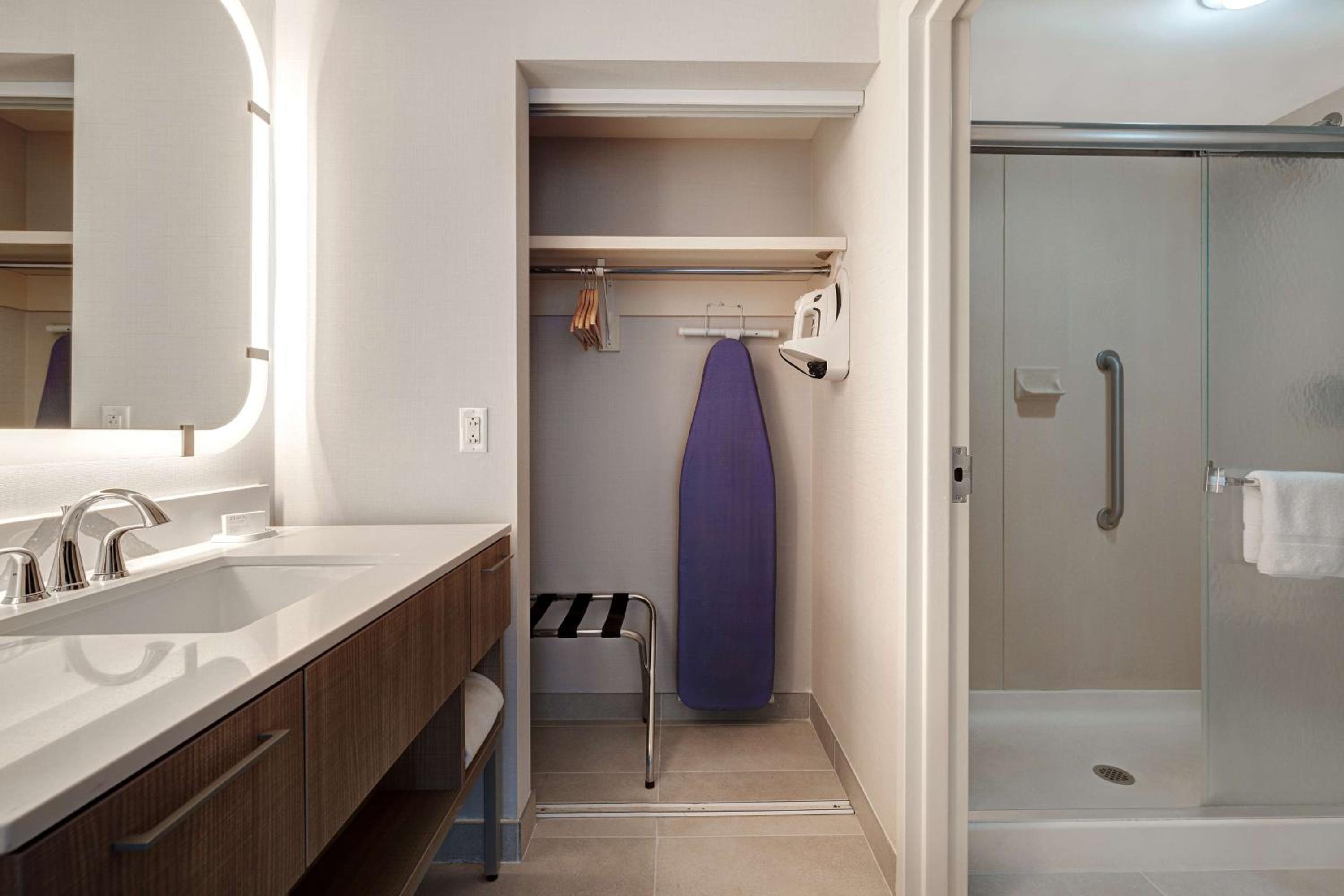 One-Bedroom King Suite - Photo 3
