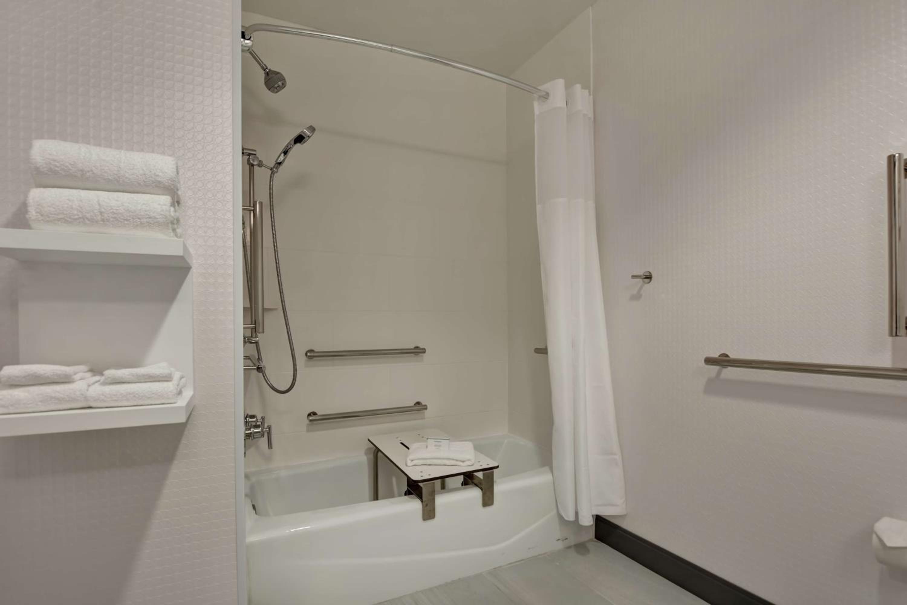 King Room with Accessible Tub - Mobility Access - Photo 2