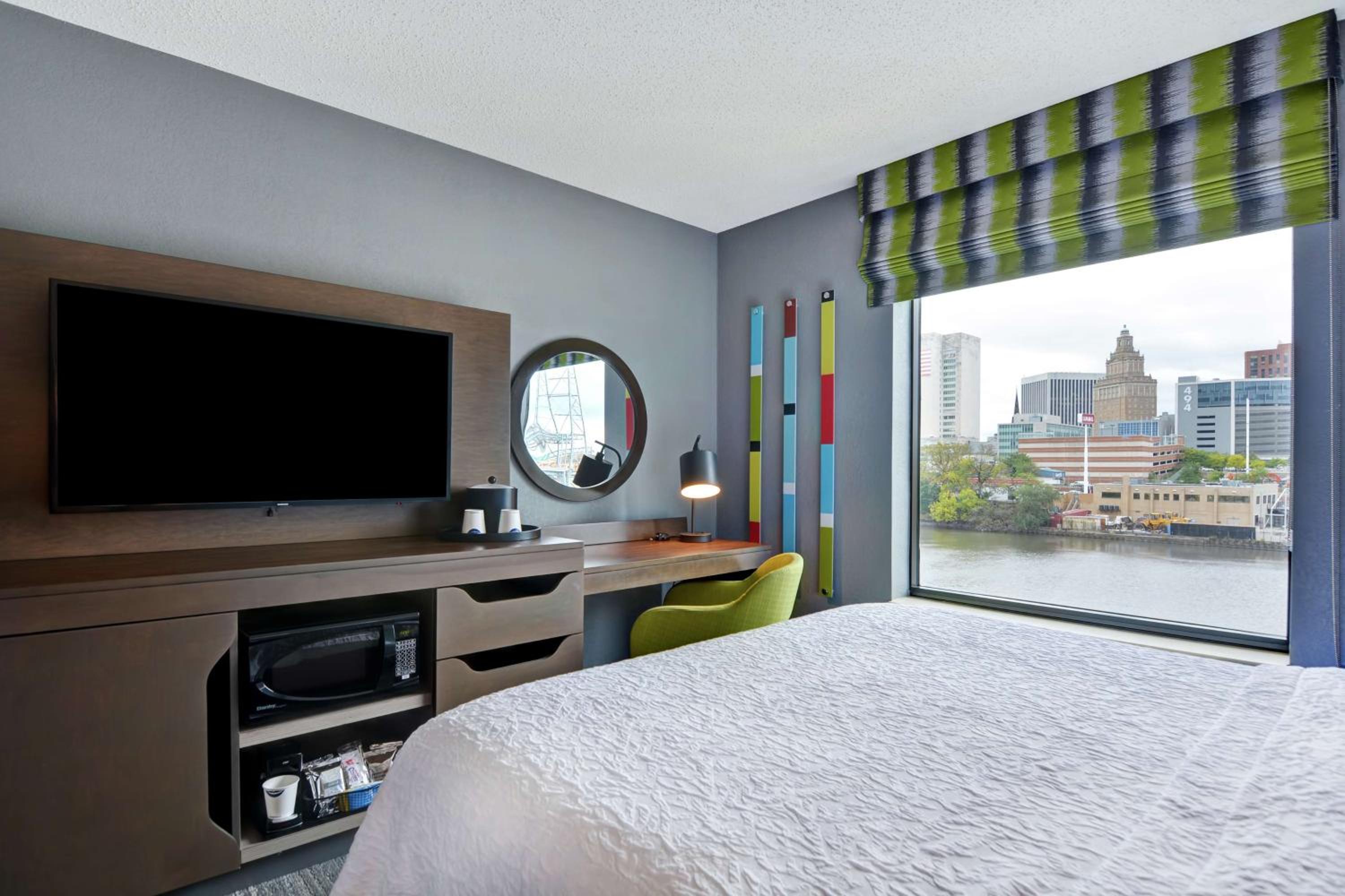 King Studio Suite with Waterview photo 3