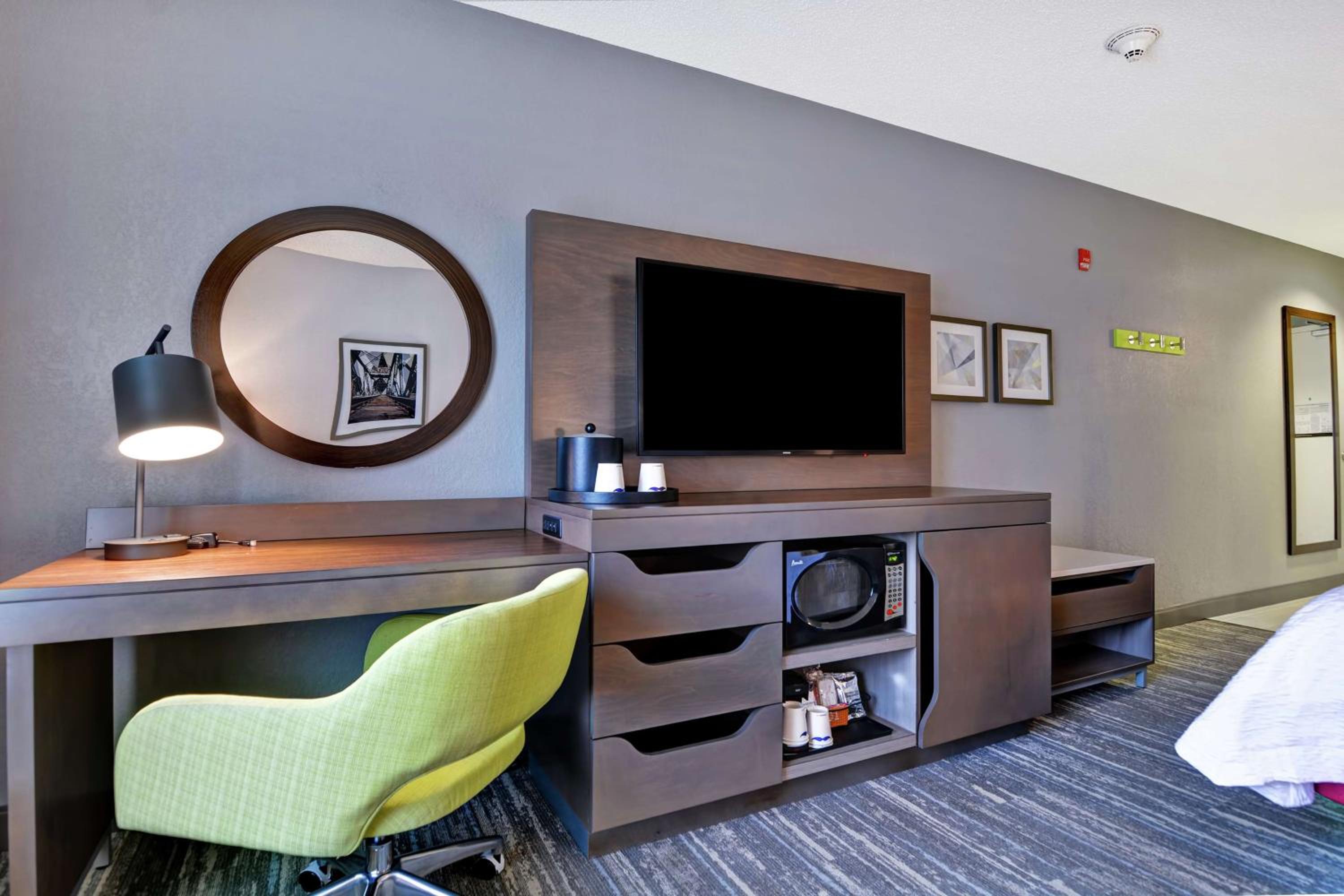 Queen Room with Two Queen Beds - Photo 3