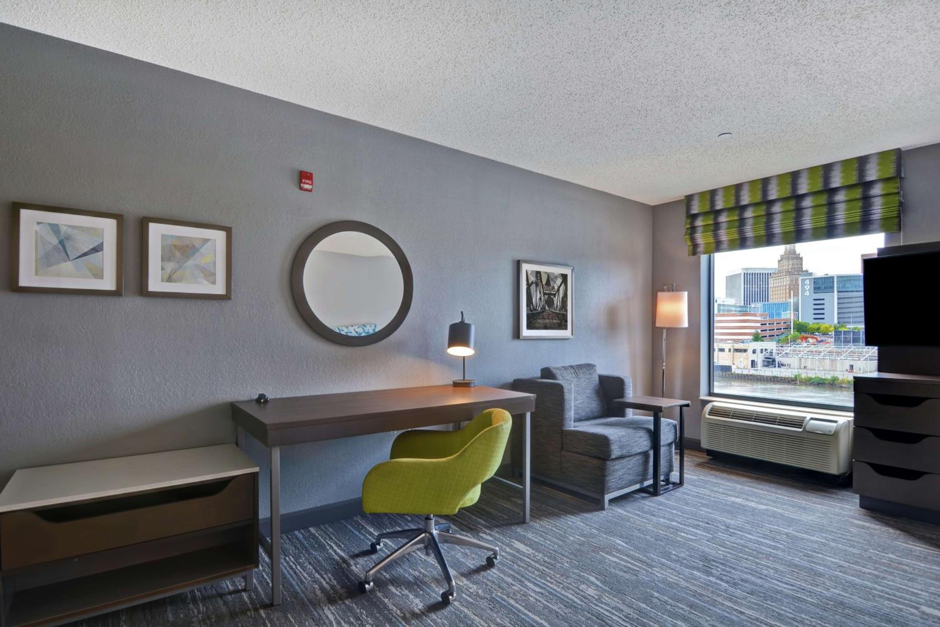 Two Queen Bed Studio Suite with Waterview - Photo 3