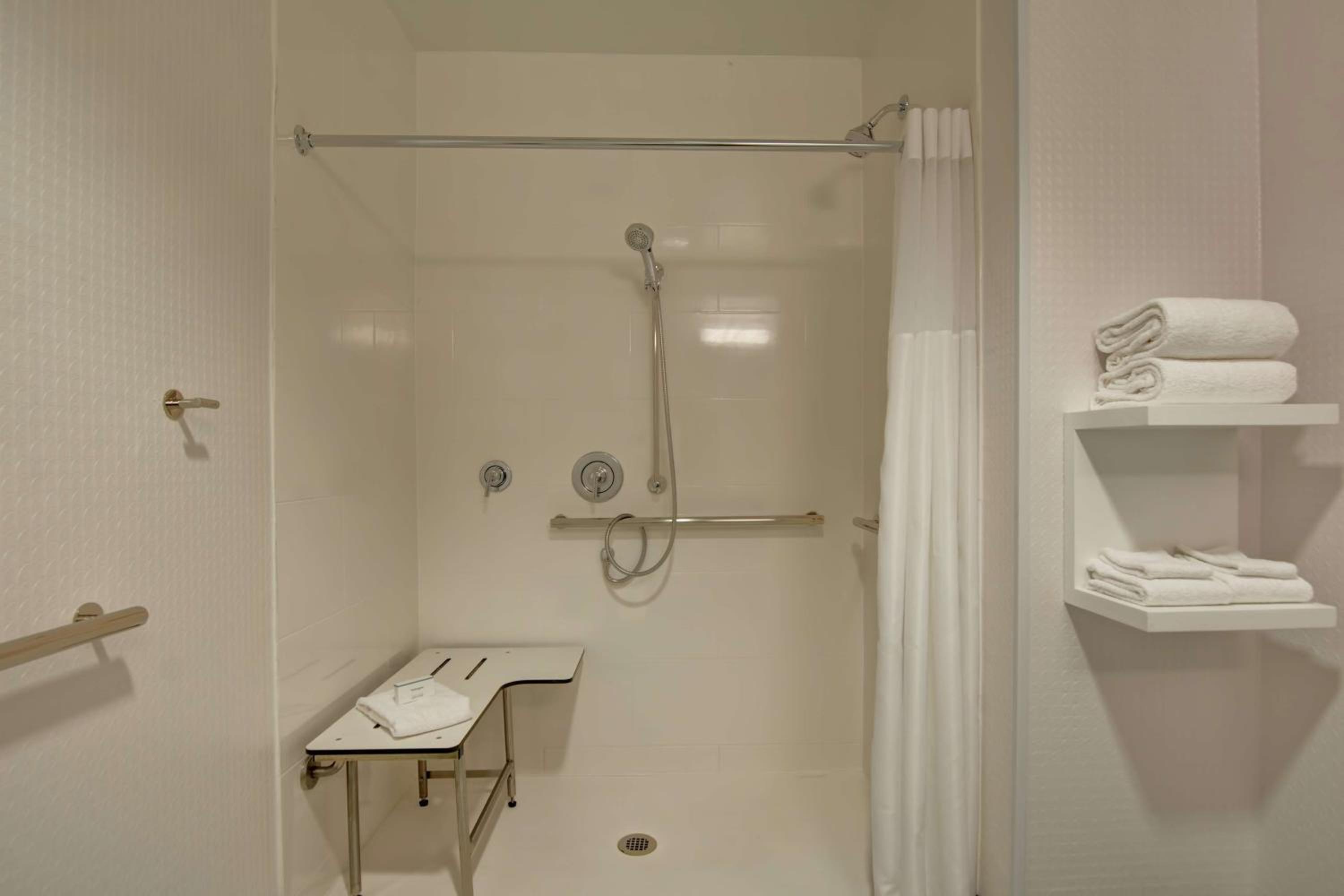 King Room with Roll-In Shower - Disability Access - Photo 2