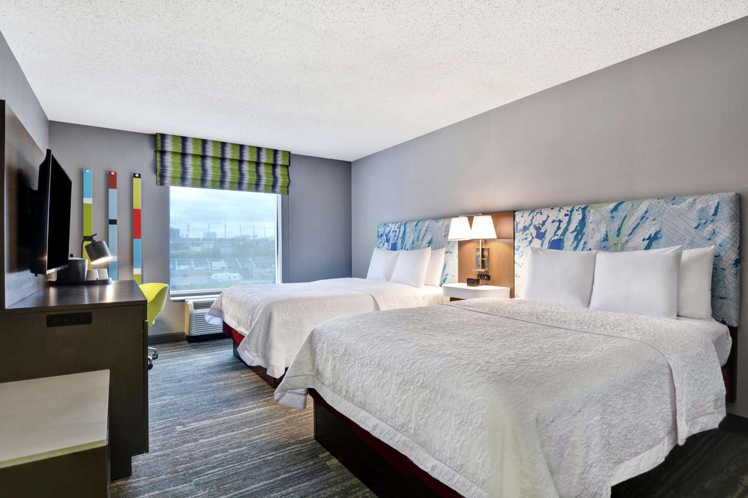 Queen Room with Two Queen Beds - Photo 4