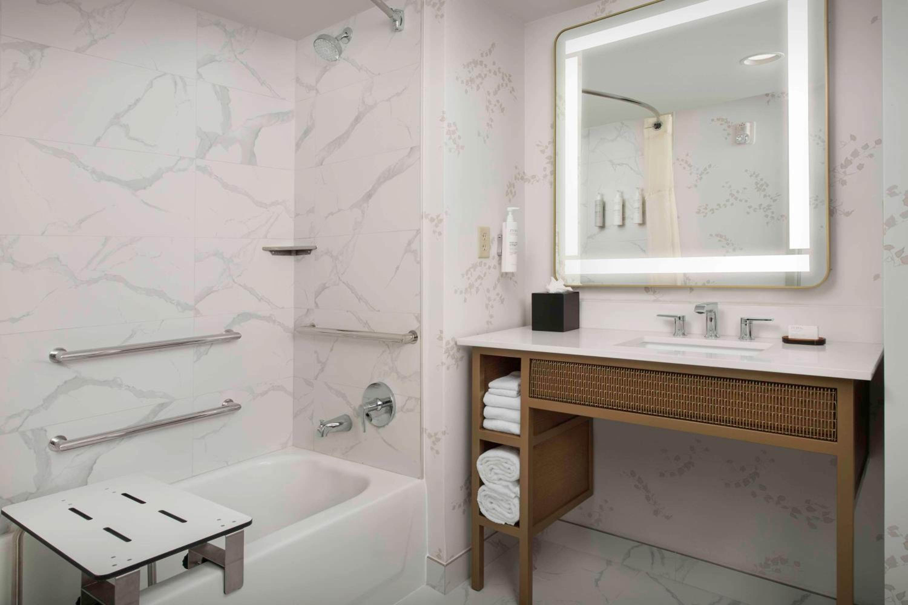 One-Bedroom Queen Suite - Hearing Accessible - Photo 6