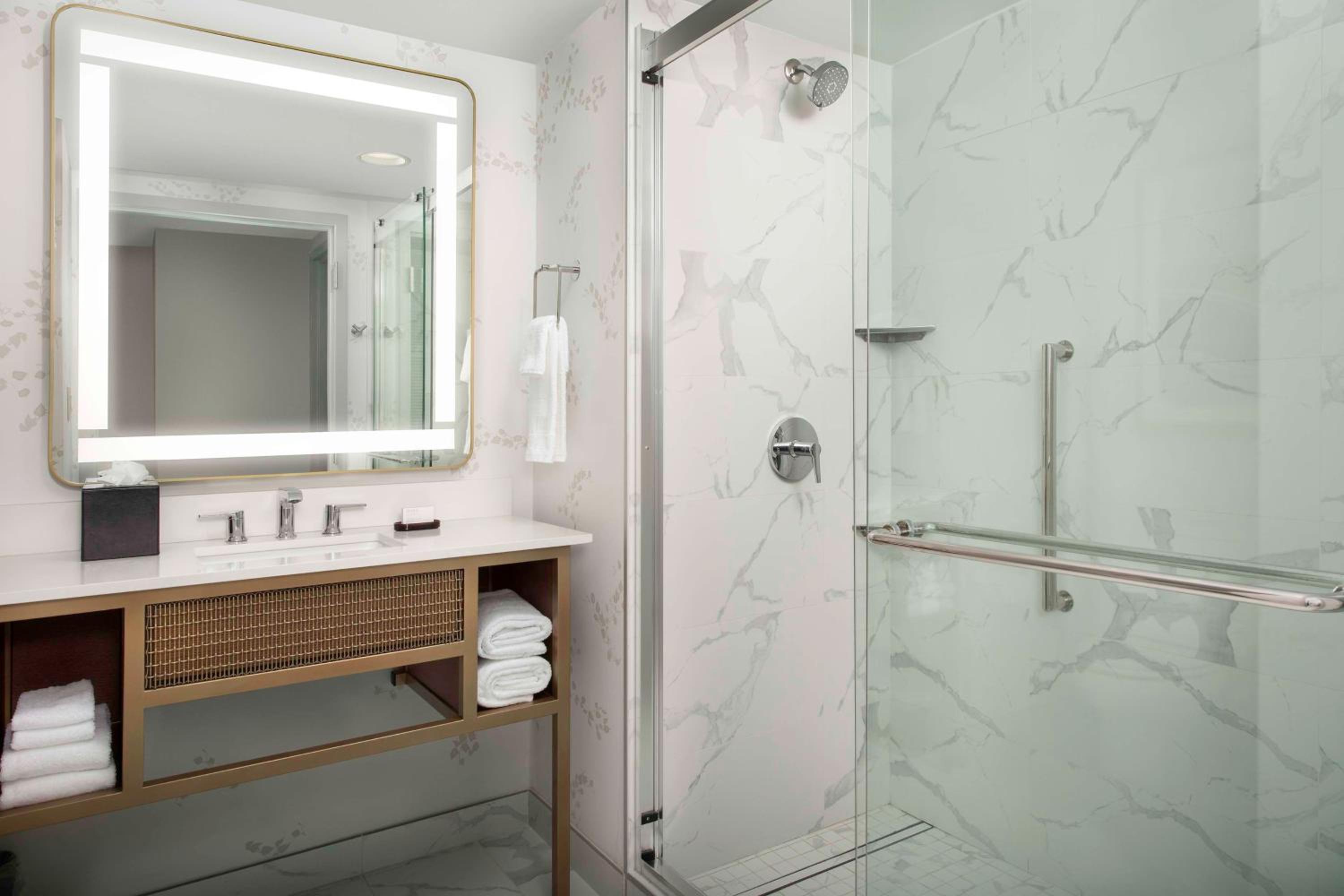 Two-Room King Suite with Shower - Photo 5