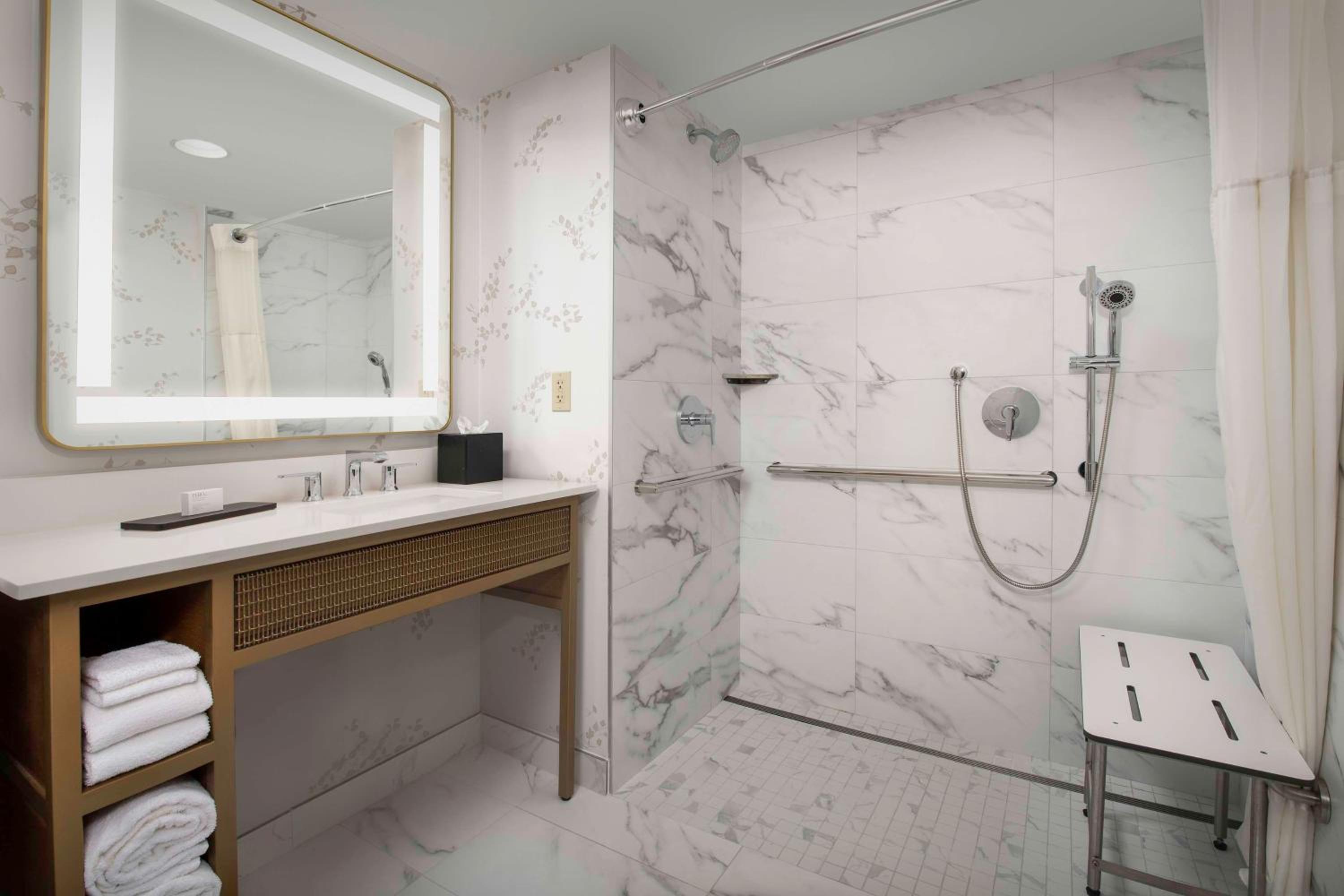King Suite - Disability Access - Photo 2