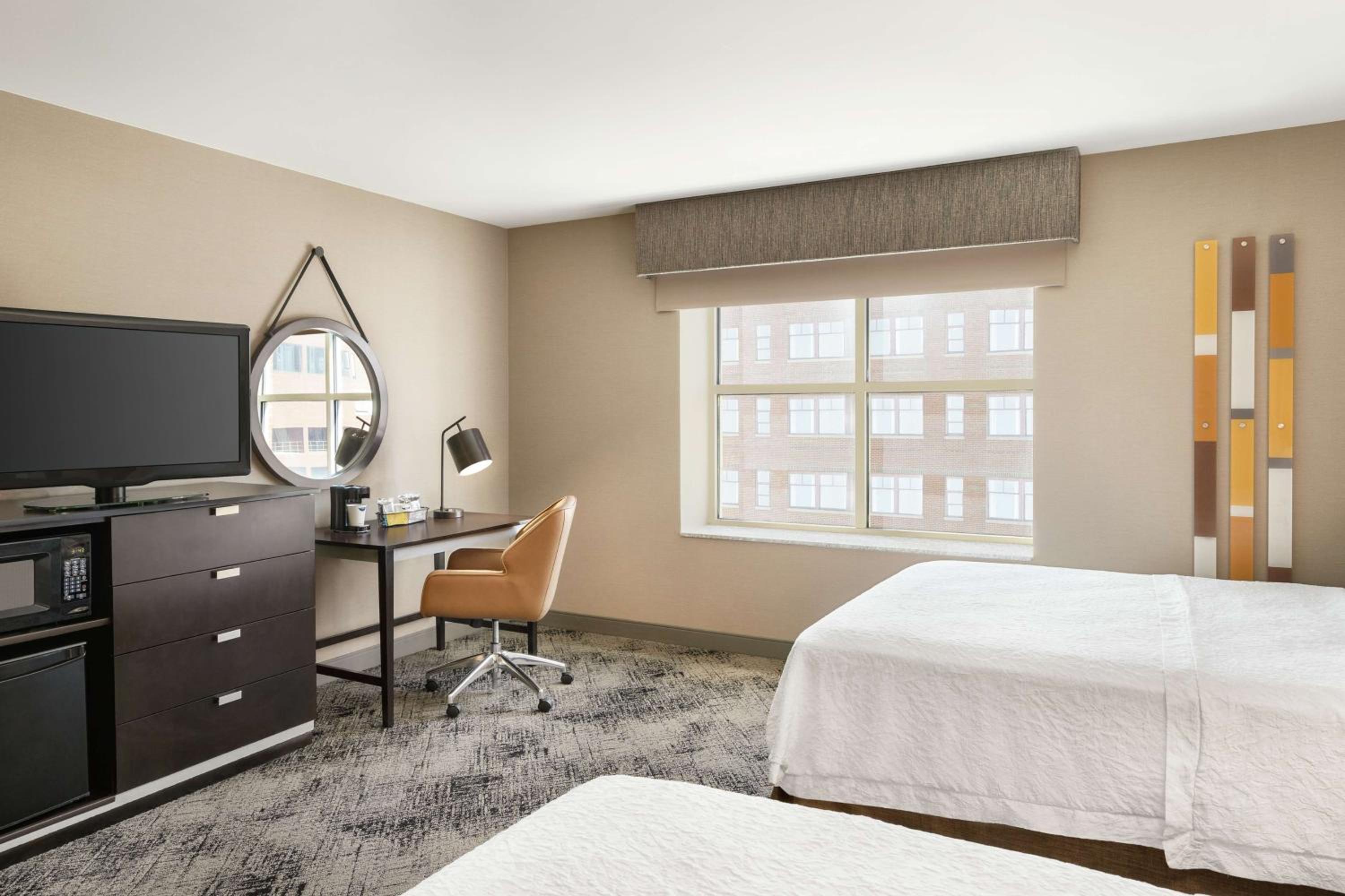 Queen Room with Two Queen Beds - Photo 3