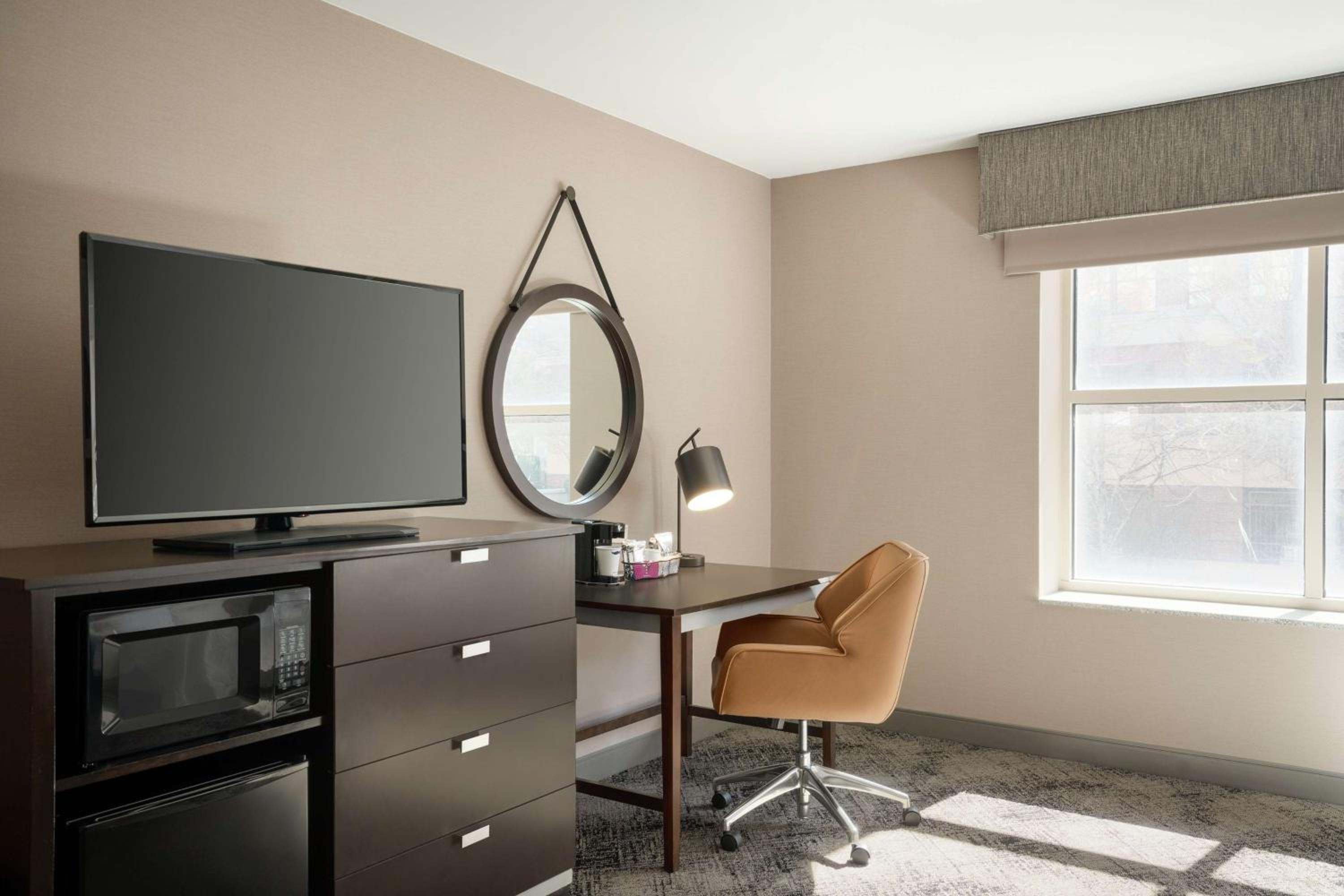 Queen Room with Two Queen Beds - Photo 2