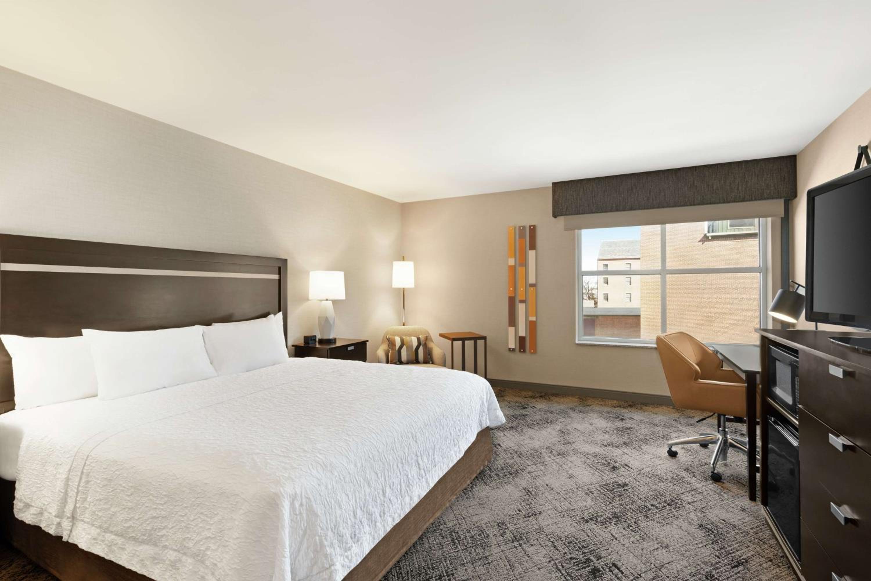 King Room with Bath Tub - Mobility/Hearing Accessible  - Photo 1
