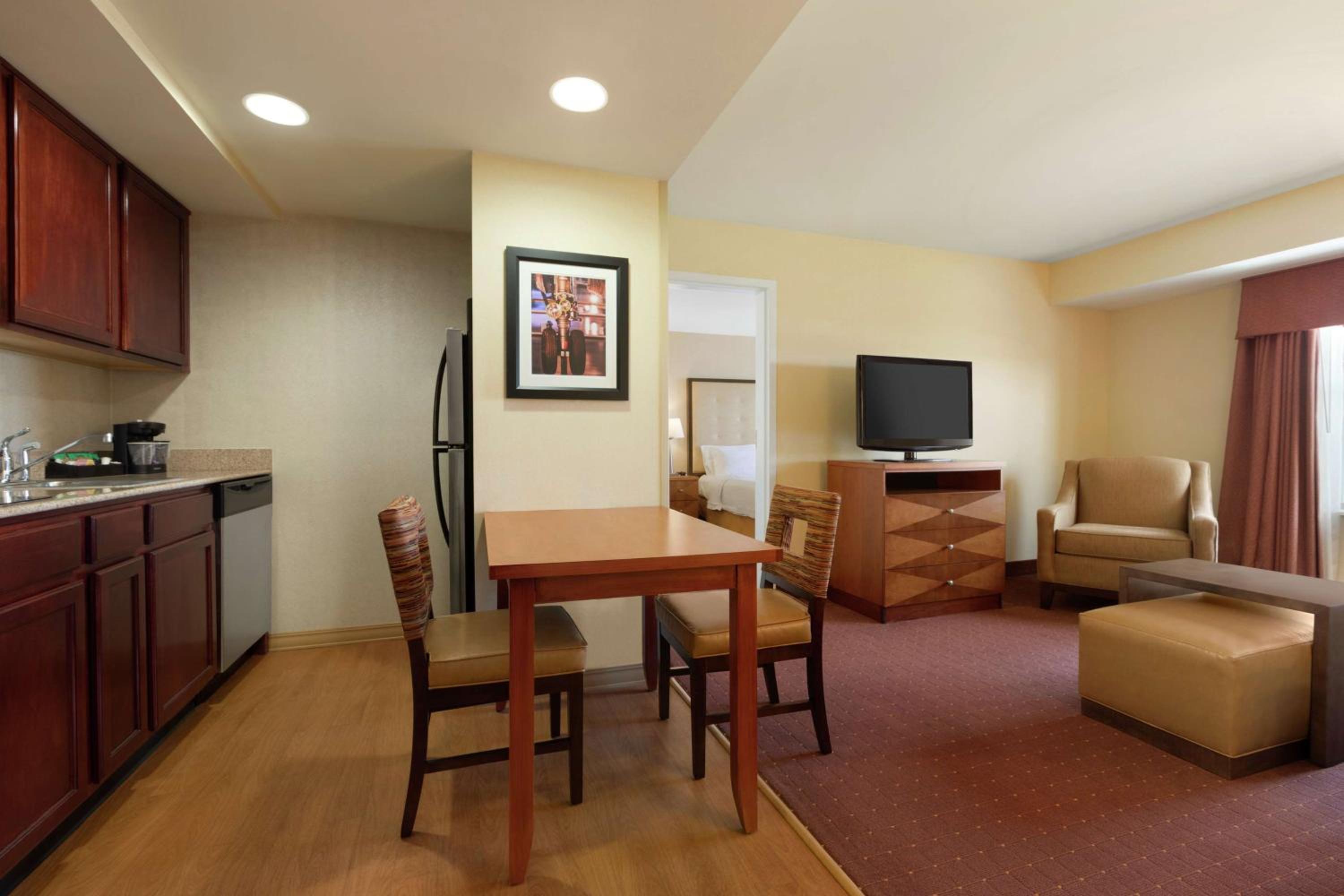 Queen Suite with Two Queen Beds - Non-Smoking - Photo 5