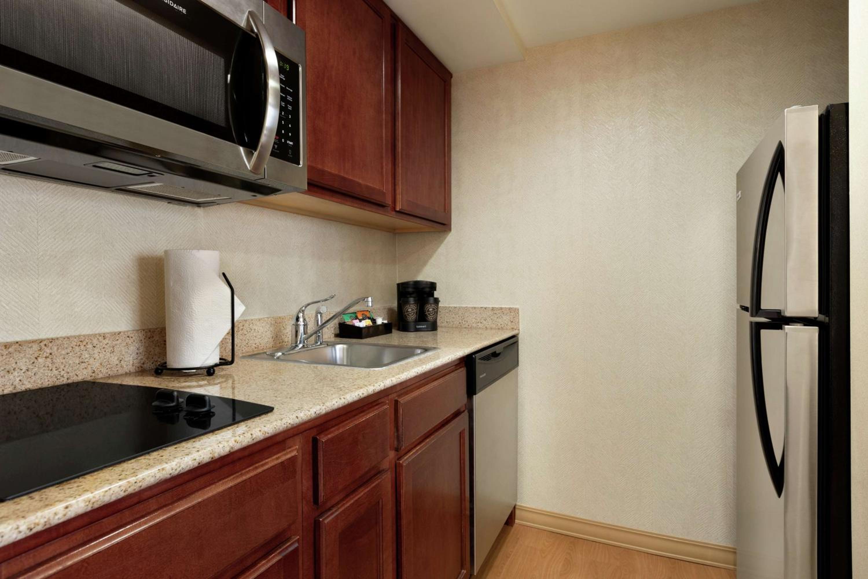 Queen Suite with Two Queen Beds - Non-Smoking - Photo 3