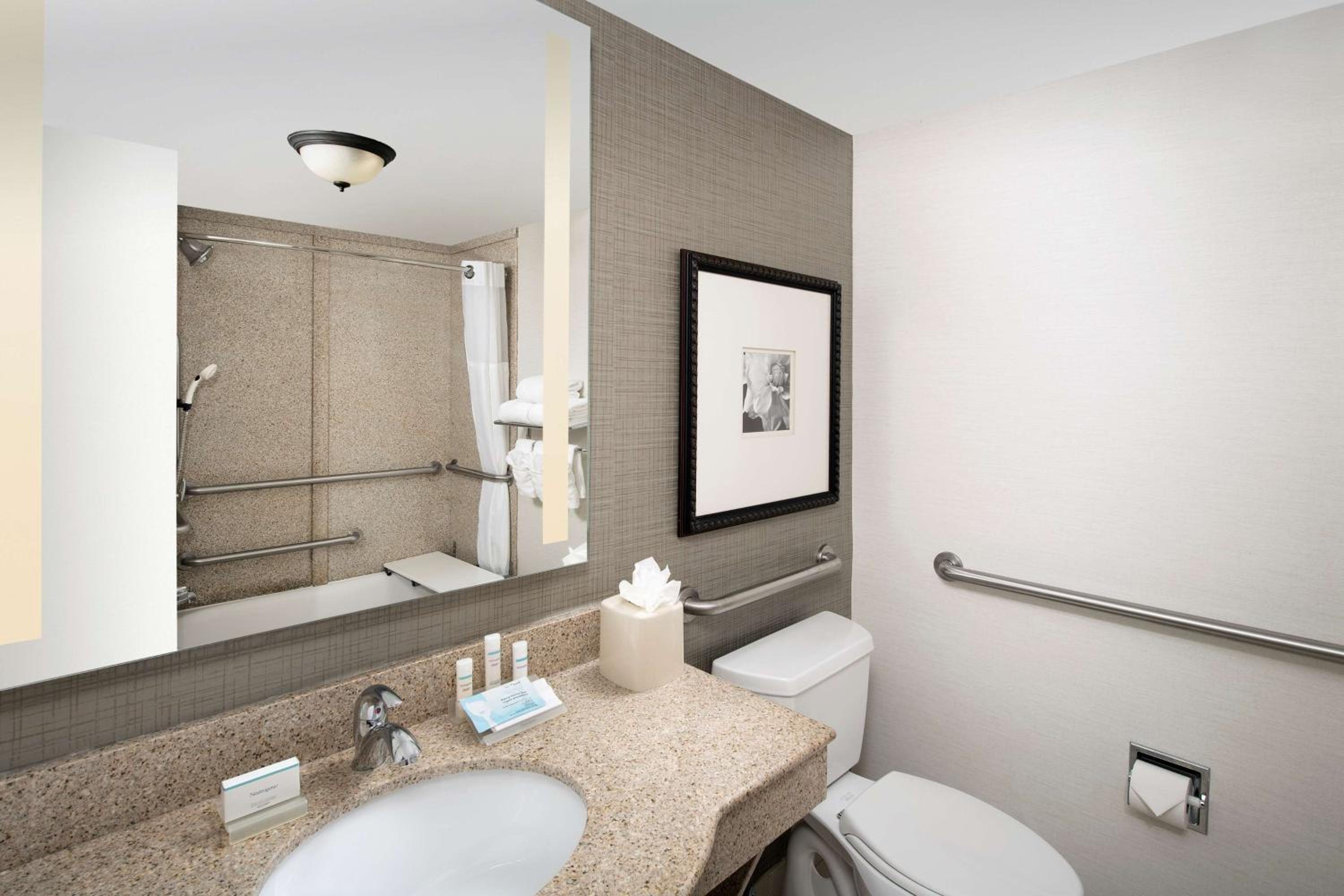 Queen Room With Two Queen Beds - Mobility And Hearing Access - Photo 4