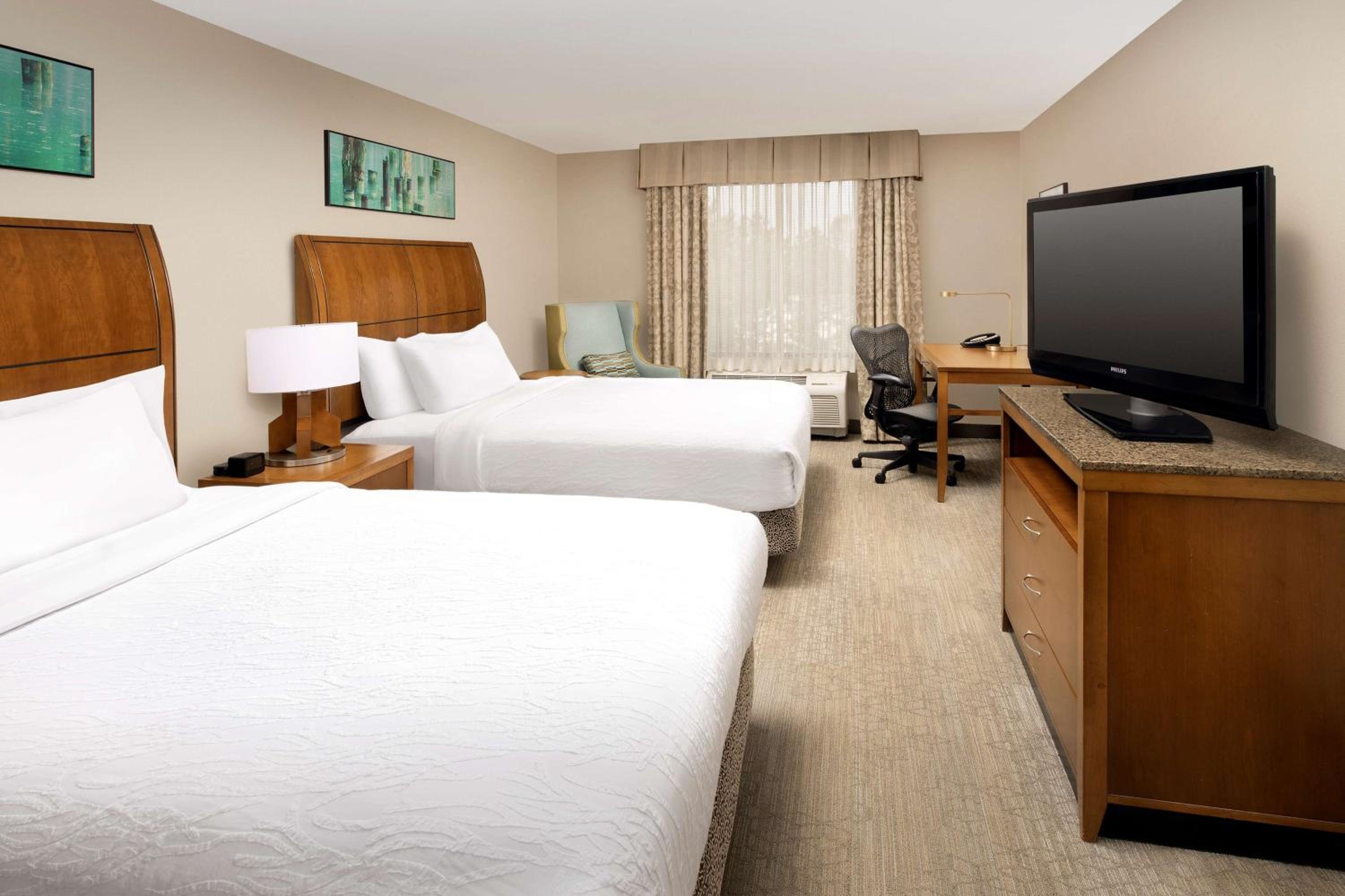 Queen Room with Two Queen Beds - Photo 2