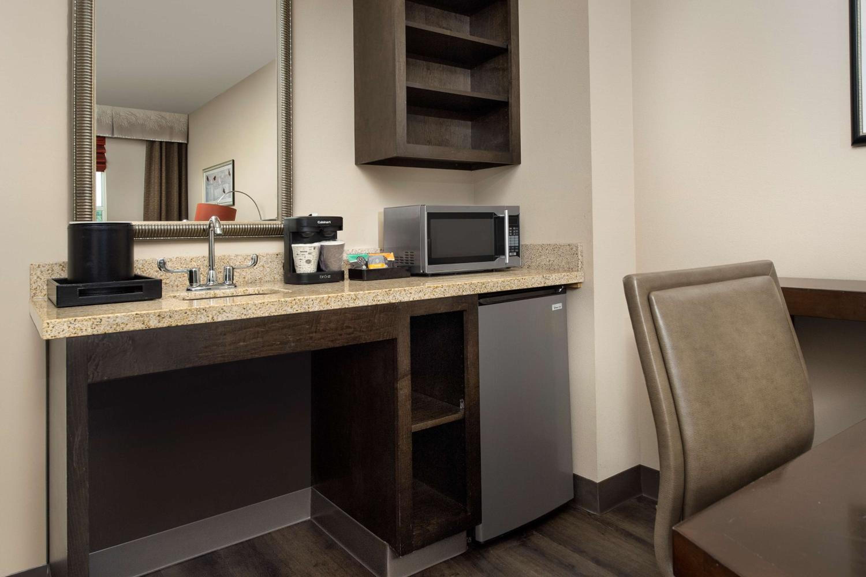King Suite with Roll-In Shower - Mobility/Hearing Accessible - Non-Smoking - Photo 4
