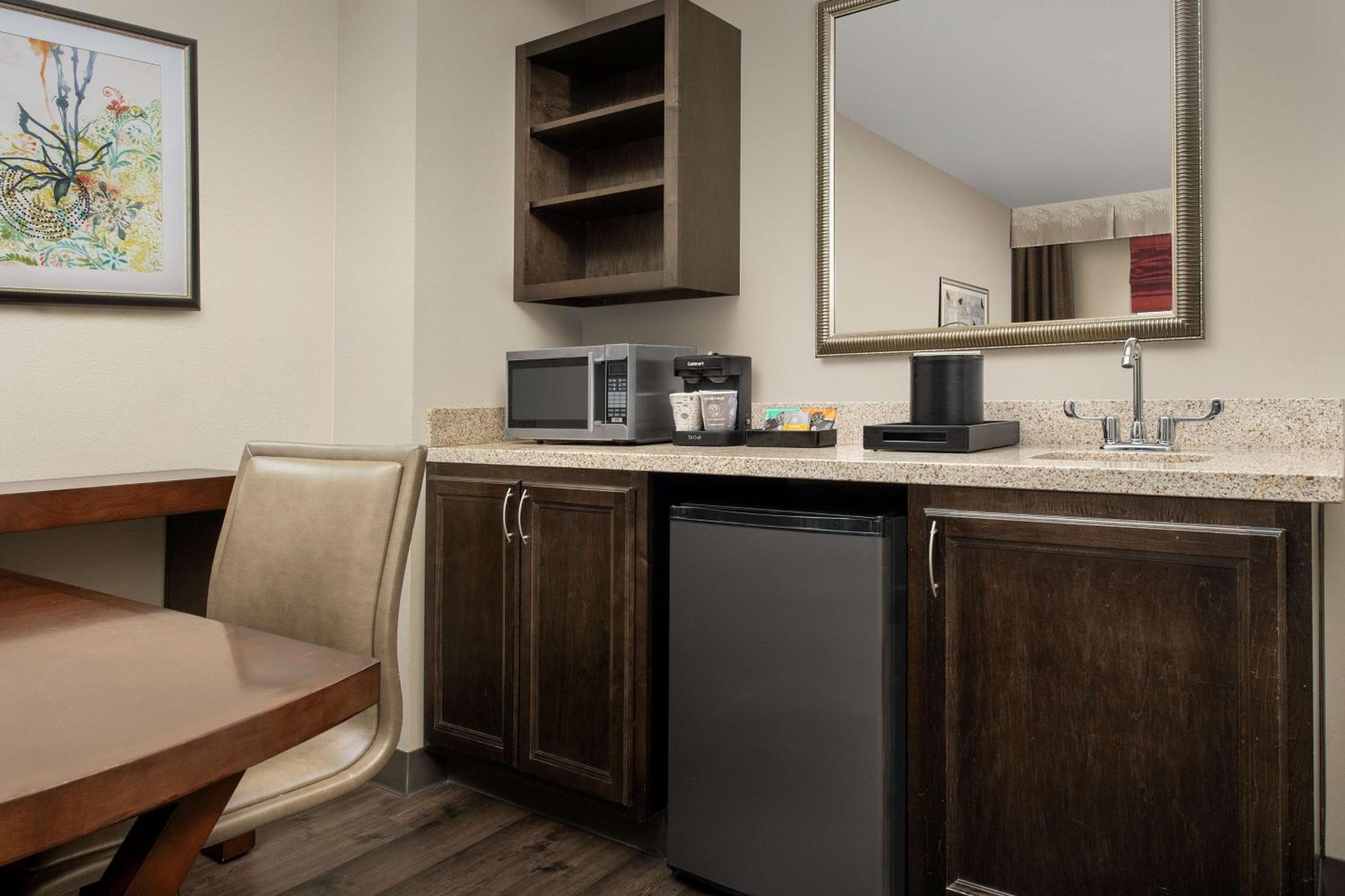 Two-Room King Suite - Non-Smoking - Photo 4