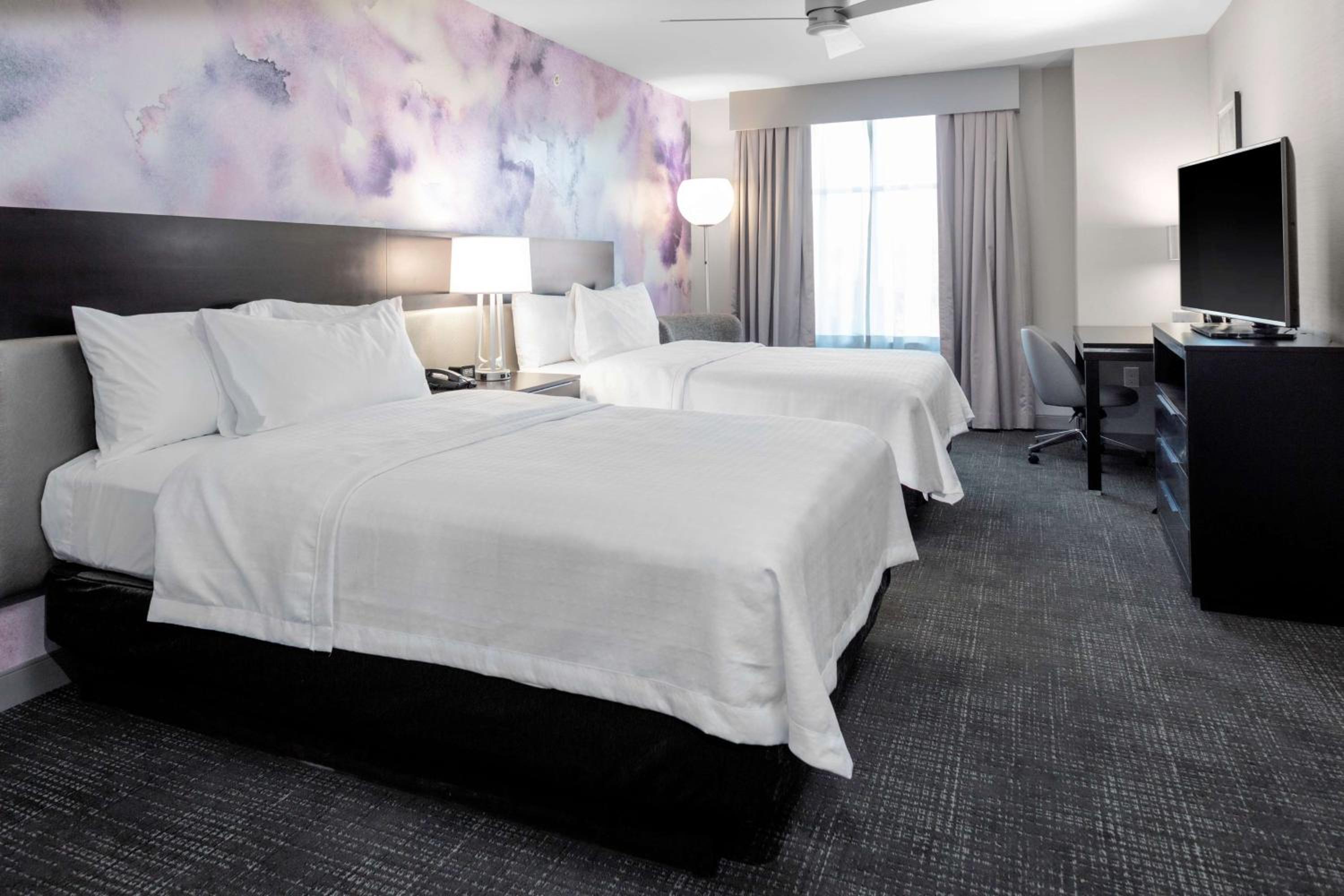 One-Bedroom Queen Suite with Two Queen Beds - Non-Smoking photo 2