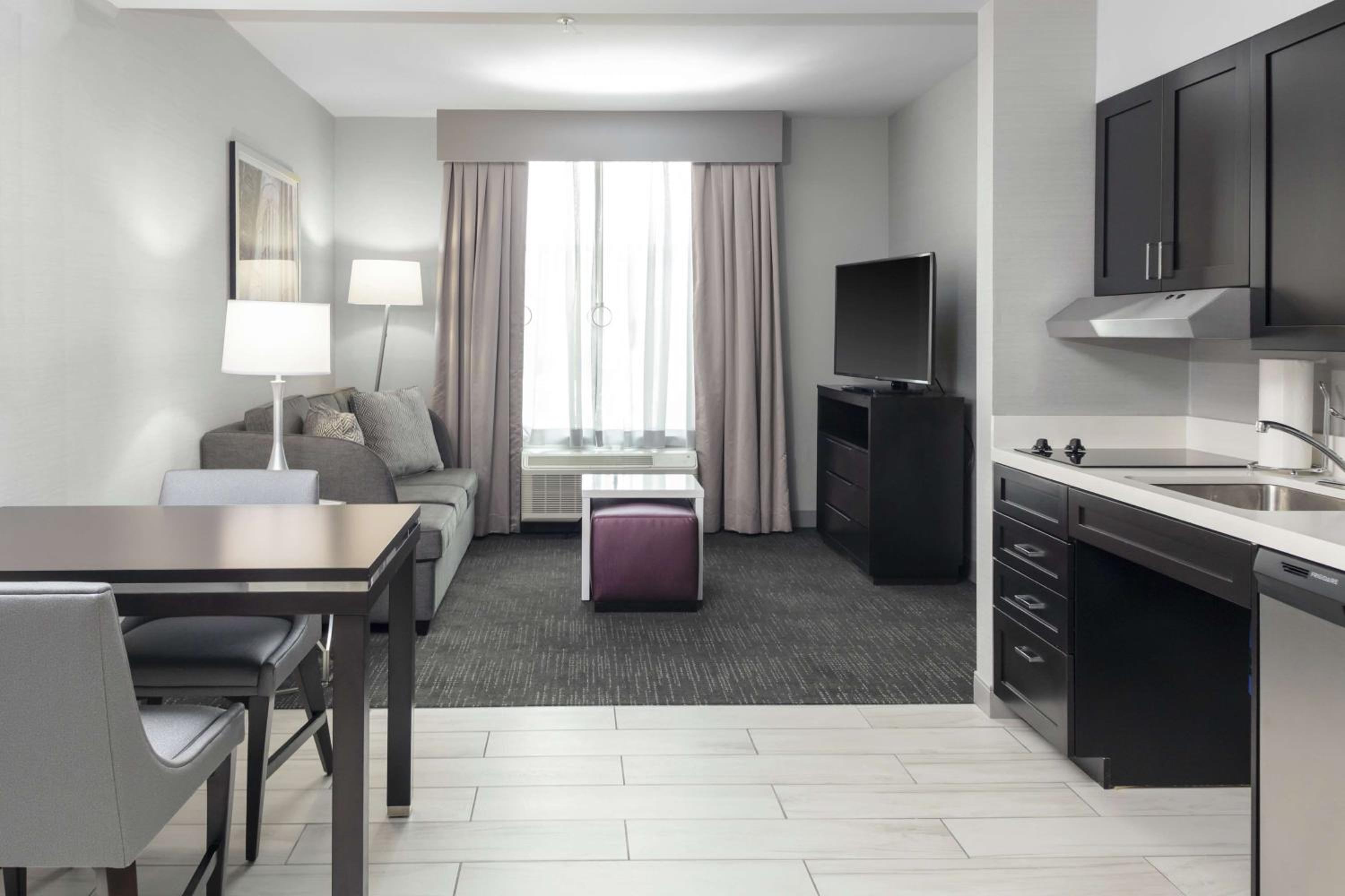 One-Bedroom King Suite - Non-Smoking - Photo 2