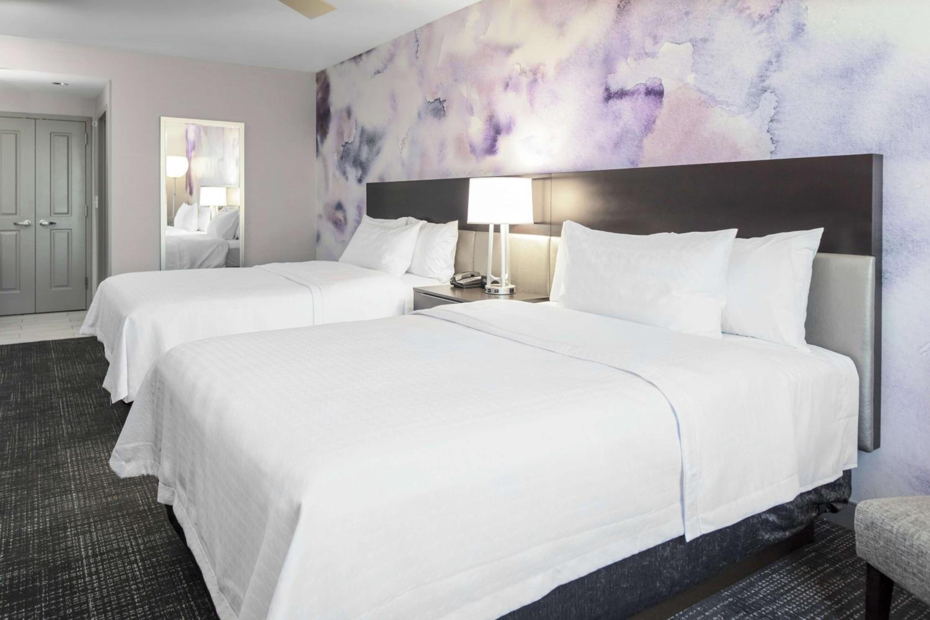 One-Bedroom Queen Suite with Two Queen Beds - Non-Smoking photo 3
