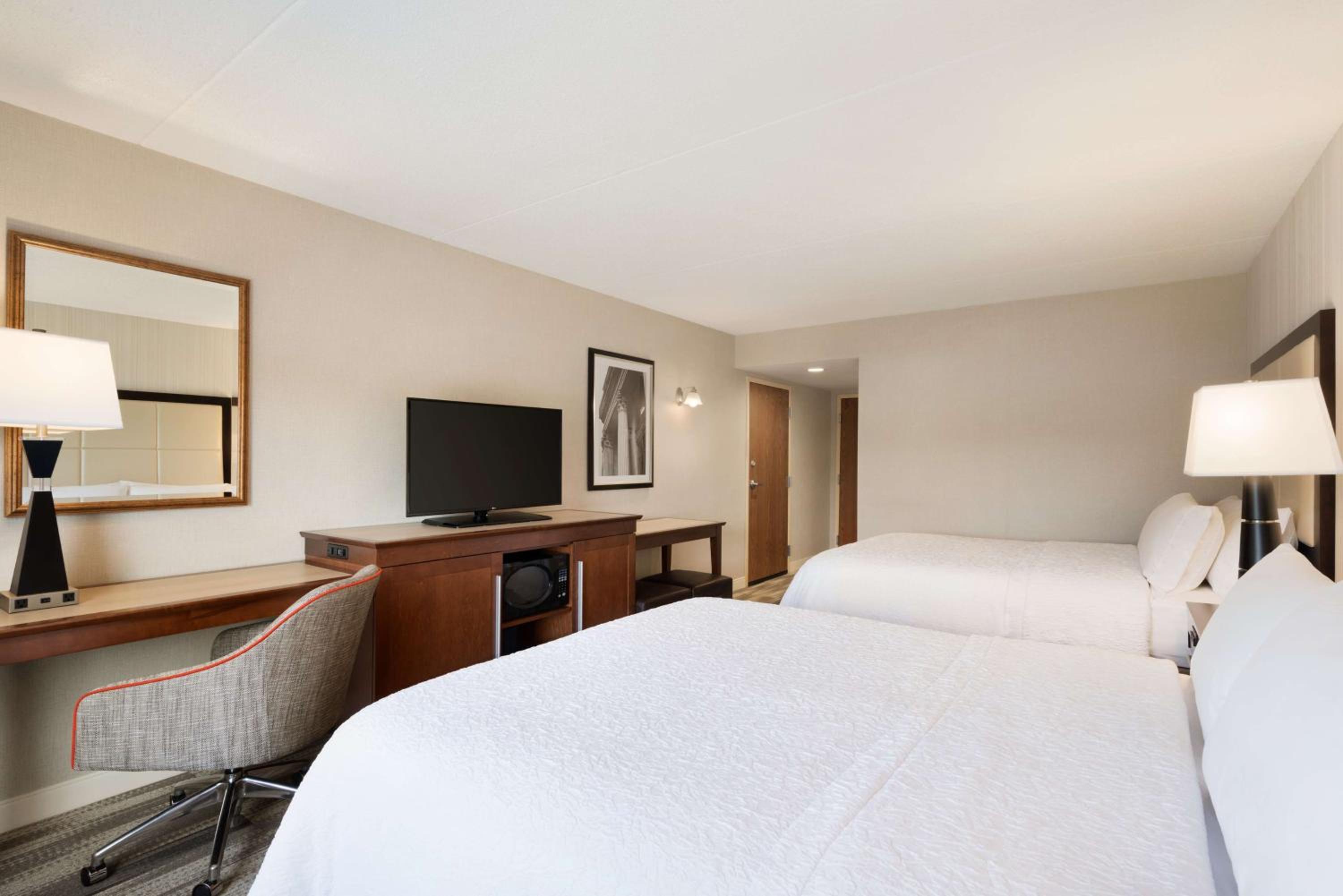 Room with Two Queen Beds - Non-Smoking - Photo 4