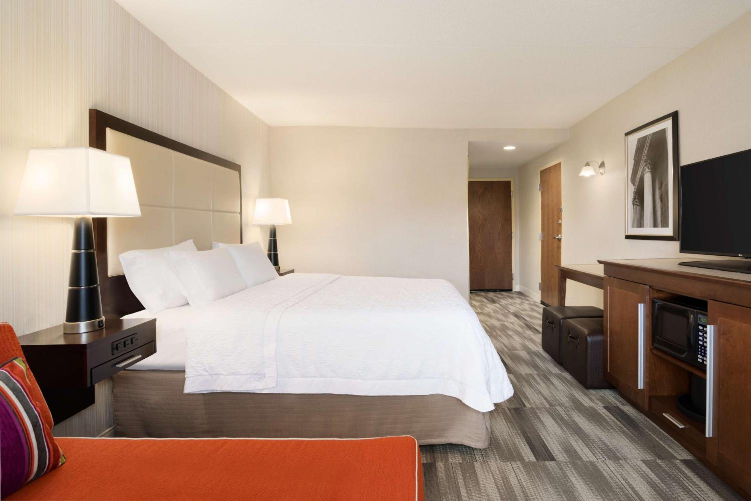 King Room with King Bed - Non-Smoking - Photo 3
