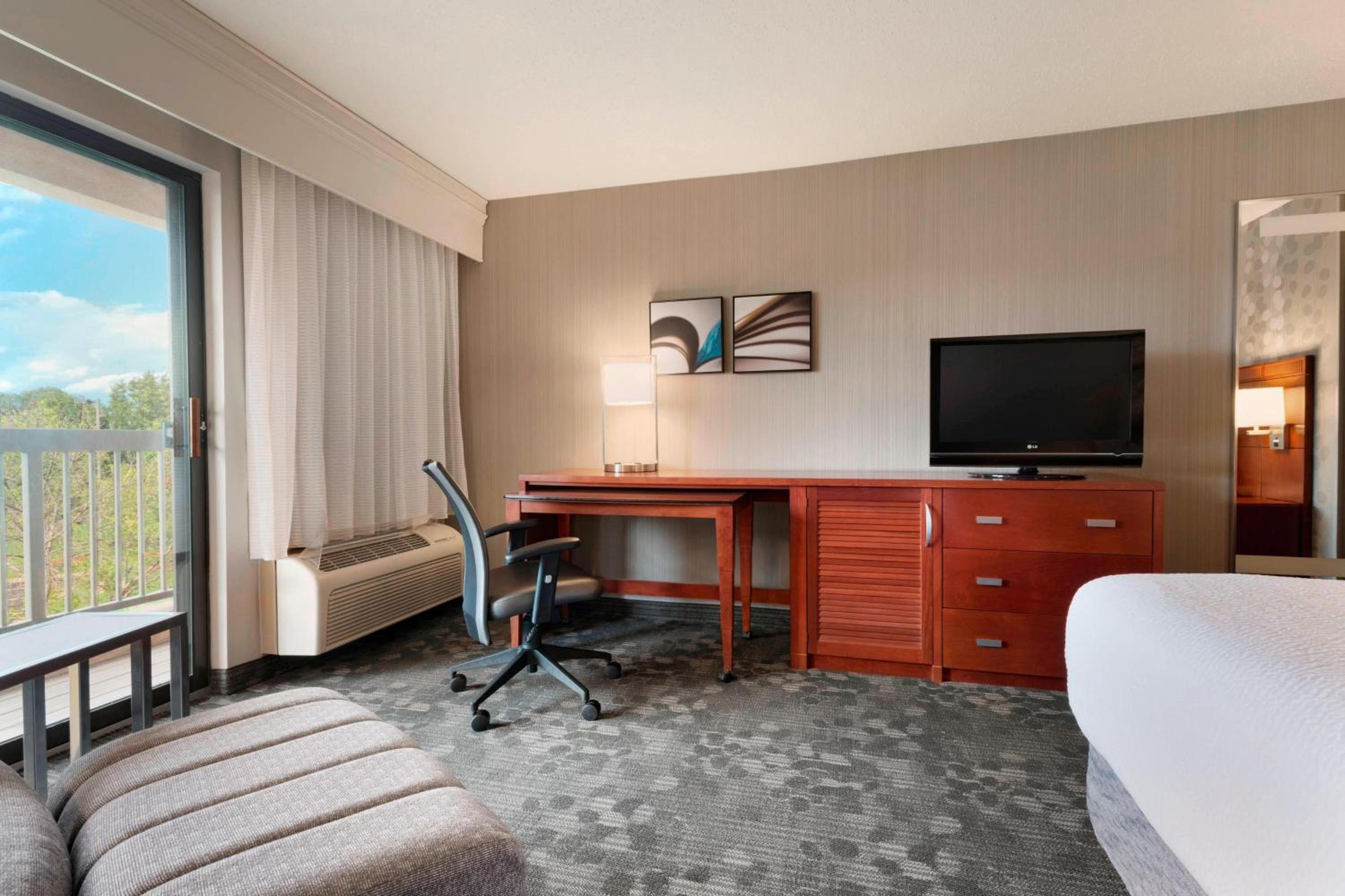 King Room with Sofa Bed - Photo 2