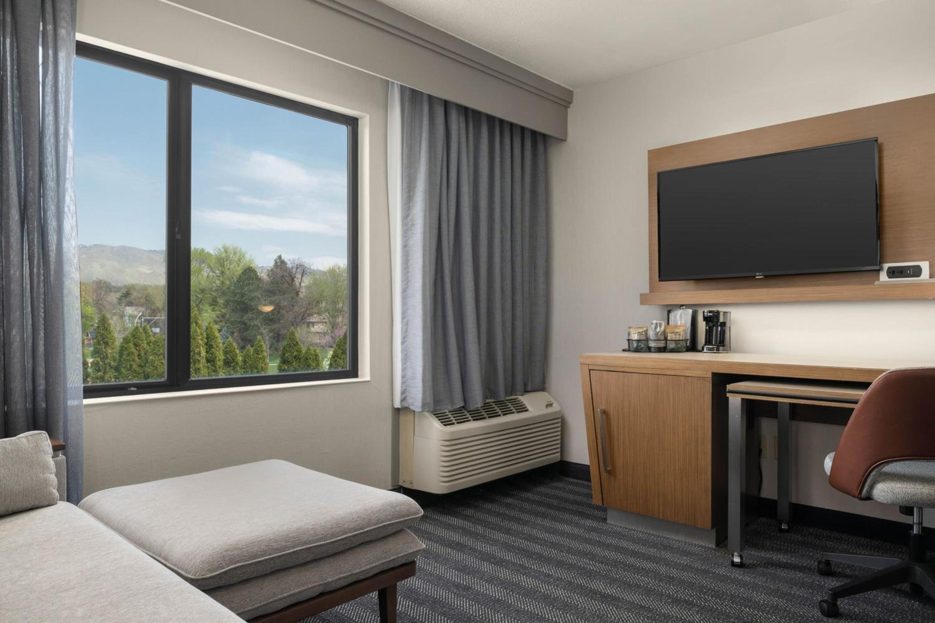 1 Bedroom 2 room Suite, 1 King, Sofa bed - Photo 1