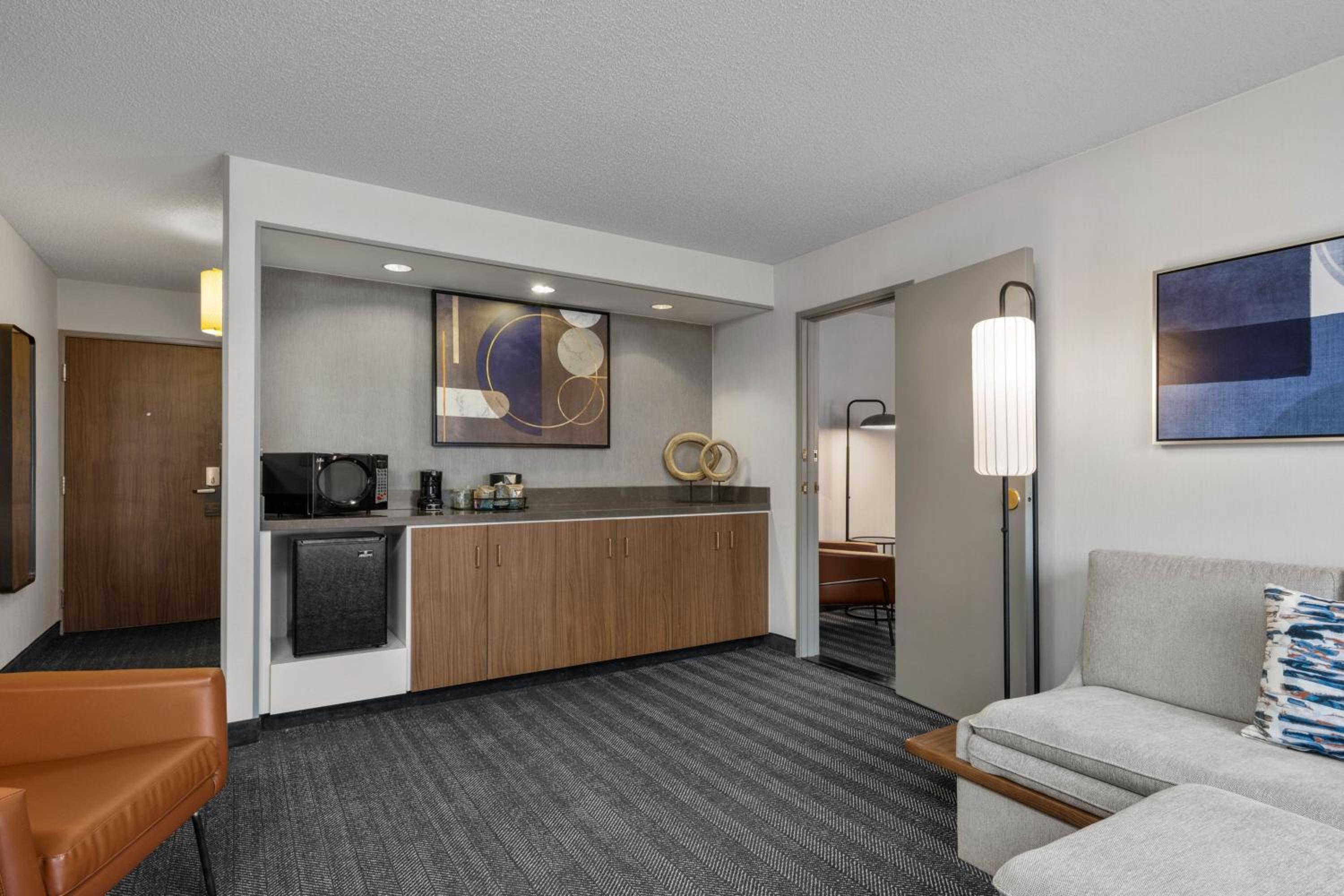 1 Bedroom 2 room Suite, 1 King, Sofa bed - Photo 5