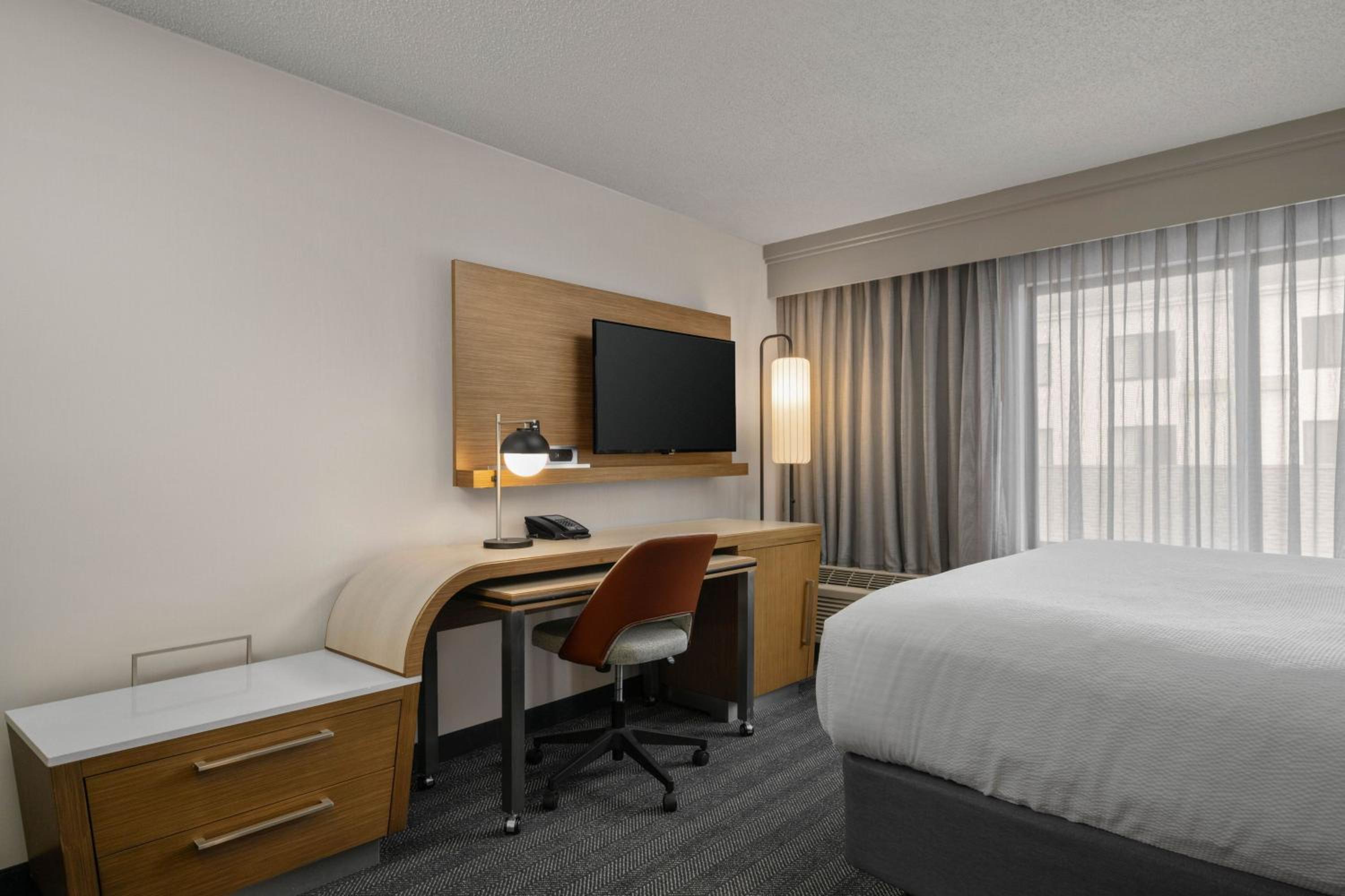 1 Bedroom 2 room Suite, 1 King, Sofa bed - Photo 4