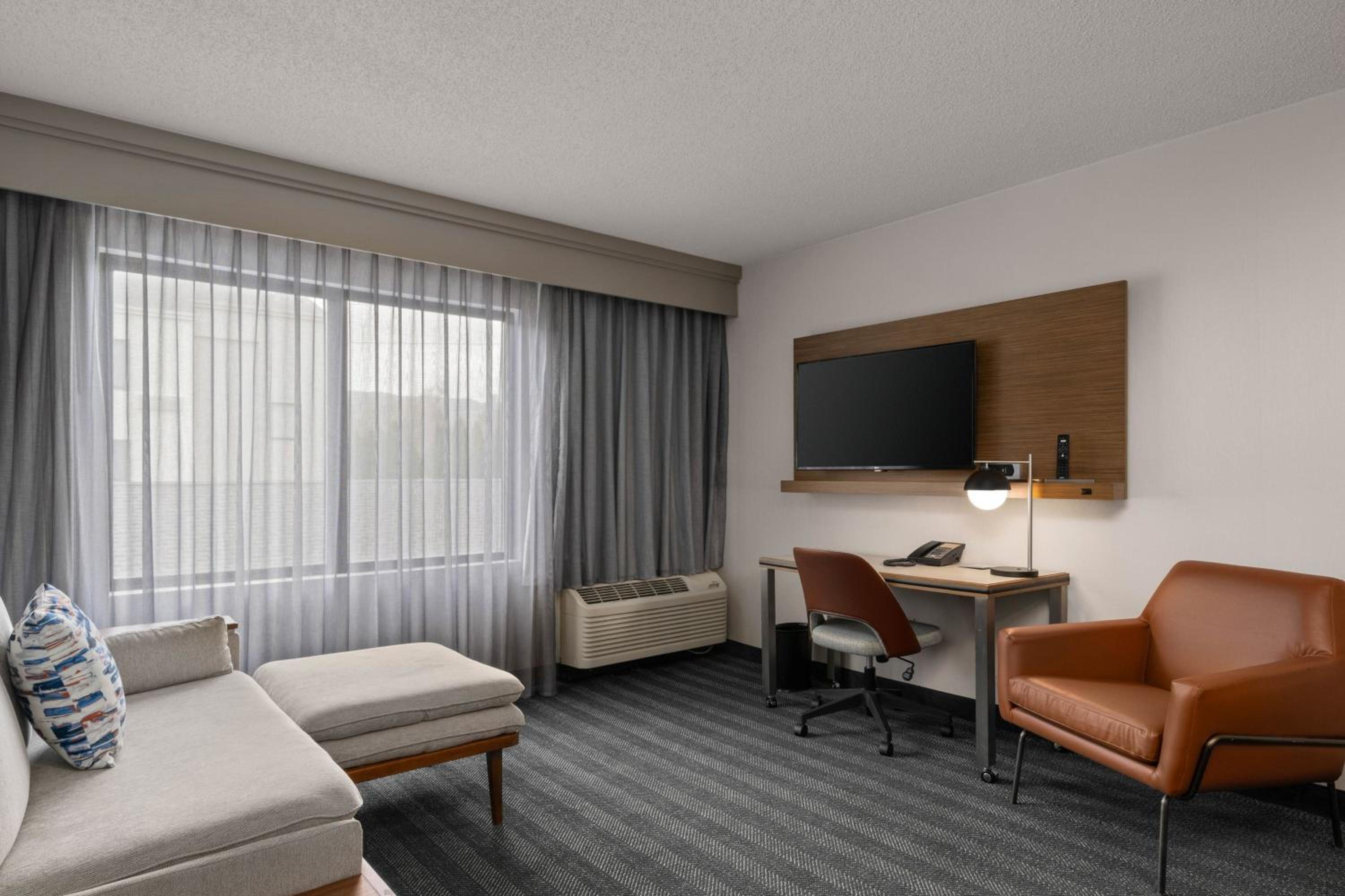1 Bedroom 2 room Suite, 1 King, Sofa bed - Photo 3