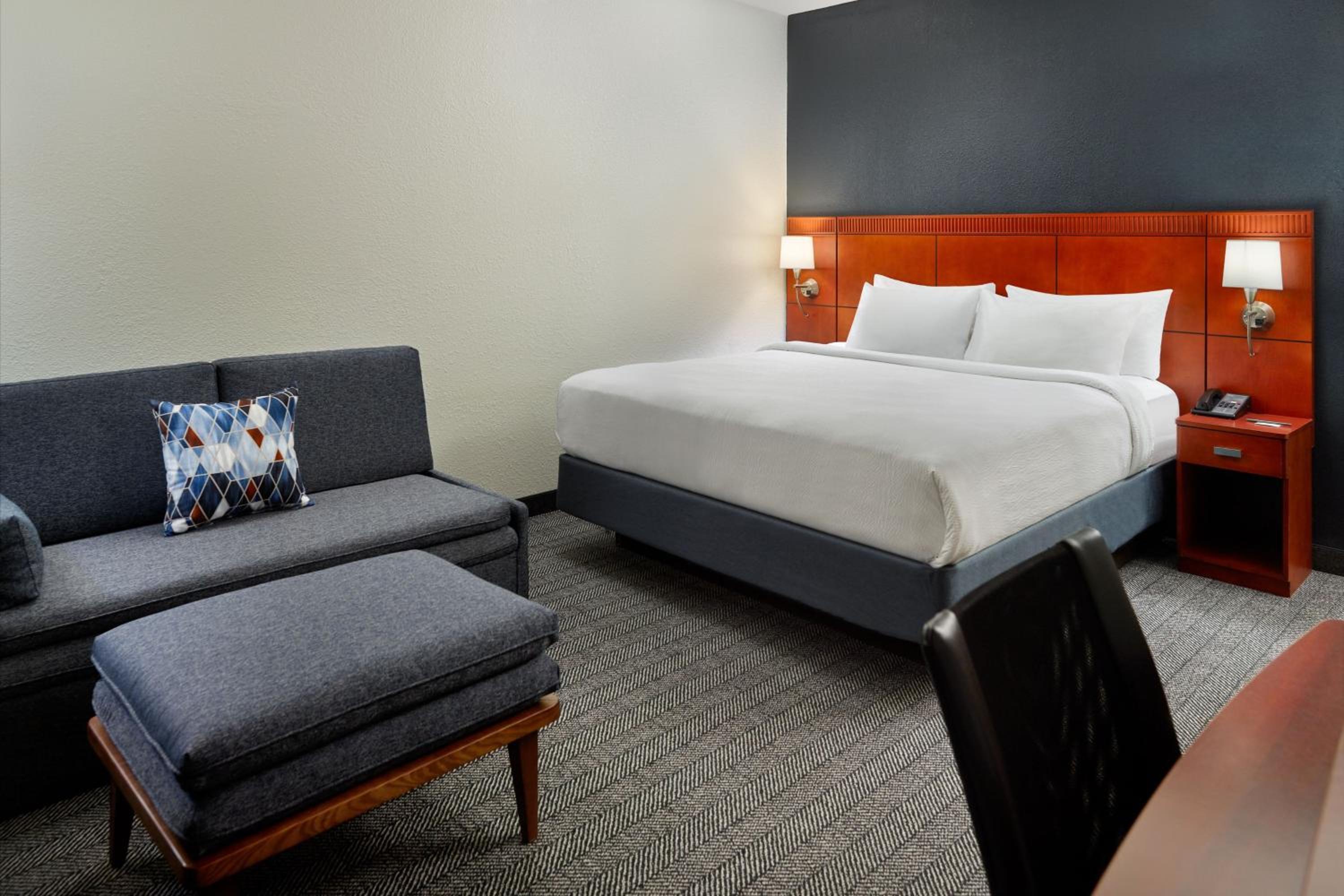King Room with Sofa Bed - Photo 1