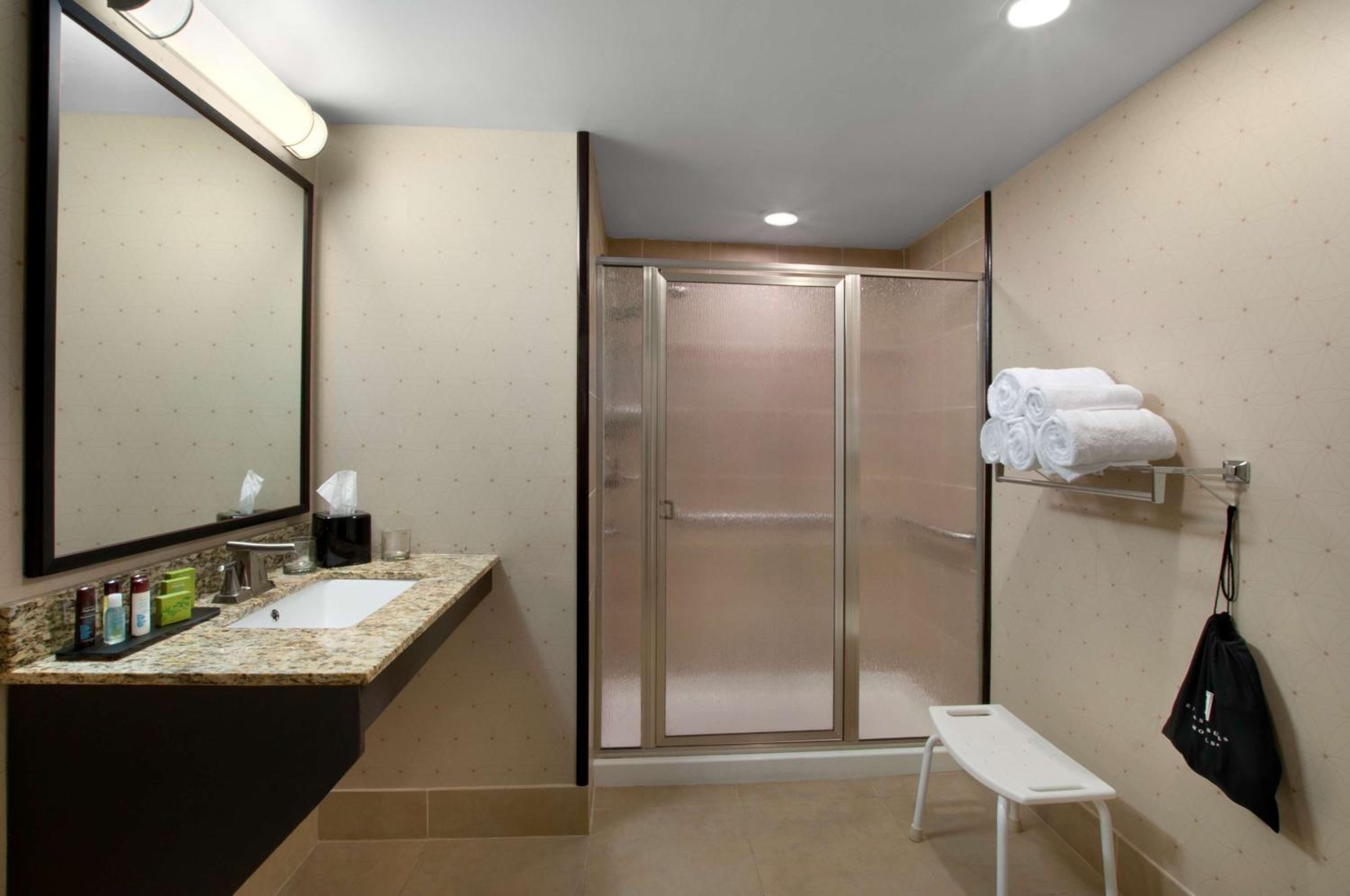 Suite with Two Queen Beds and Shower - Mobility Access/Non-Smoking - Photo 3