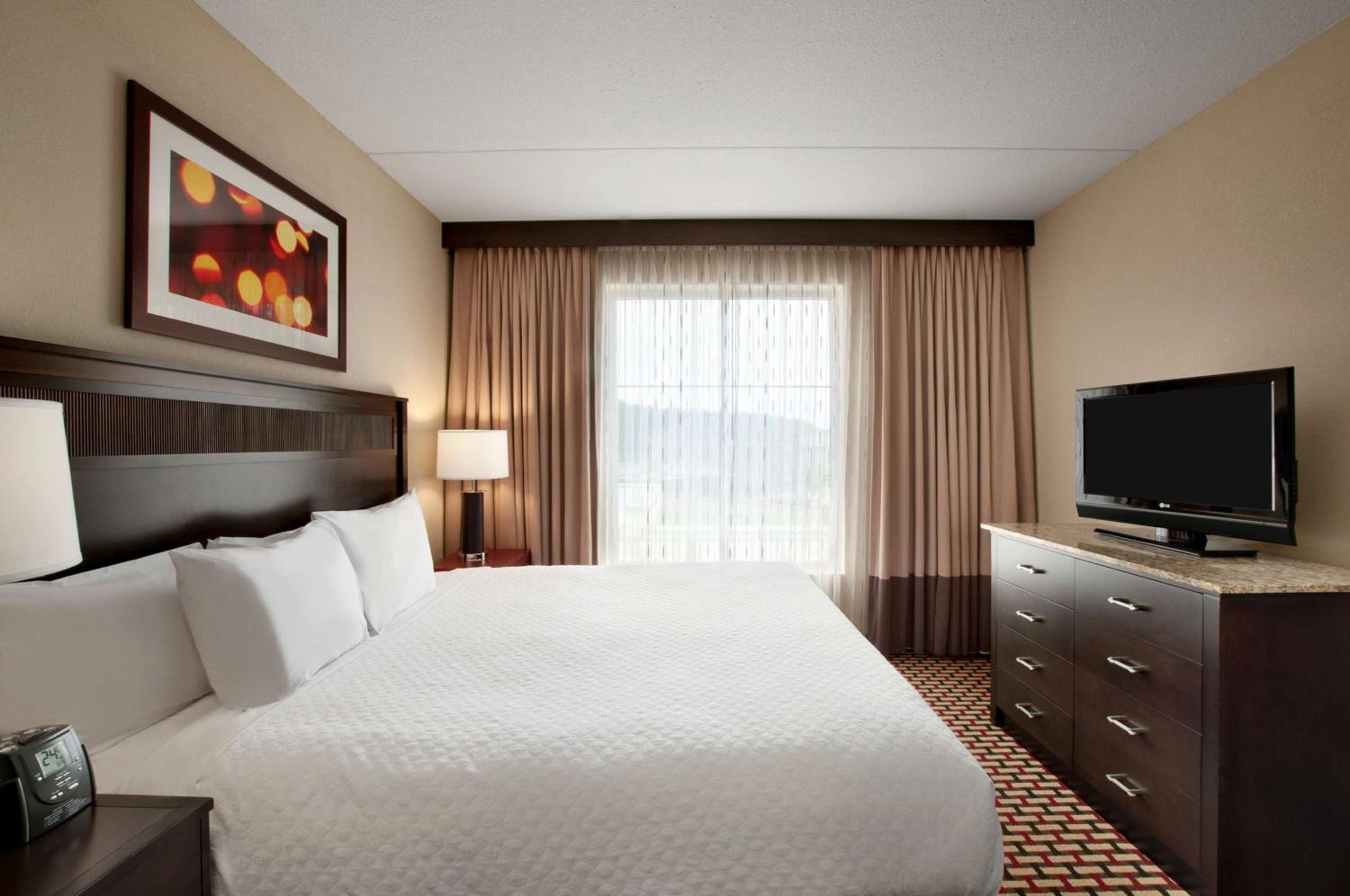 Premium King Suite - Non-Smoking - Photo 6