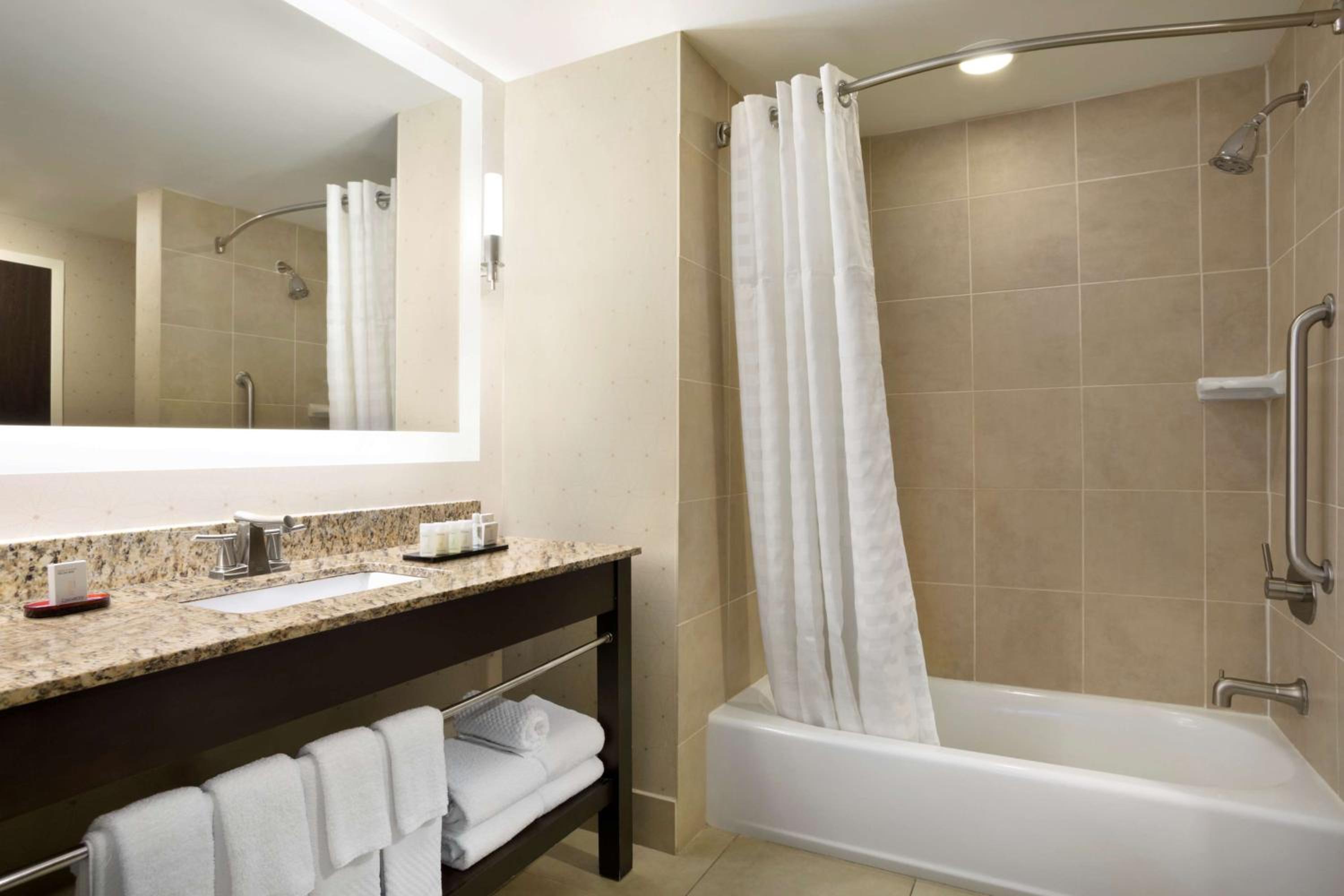 Suite with Two Queen Beds - Non-Smoking - Photo 2