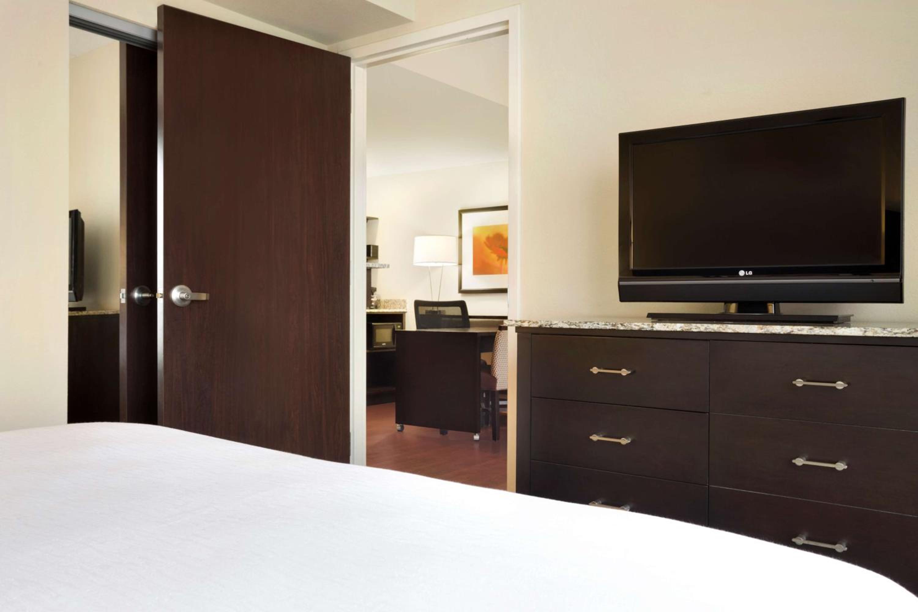 Two-Room King Suite - Non-Smoking - Photo 3