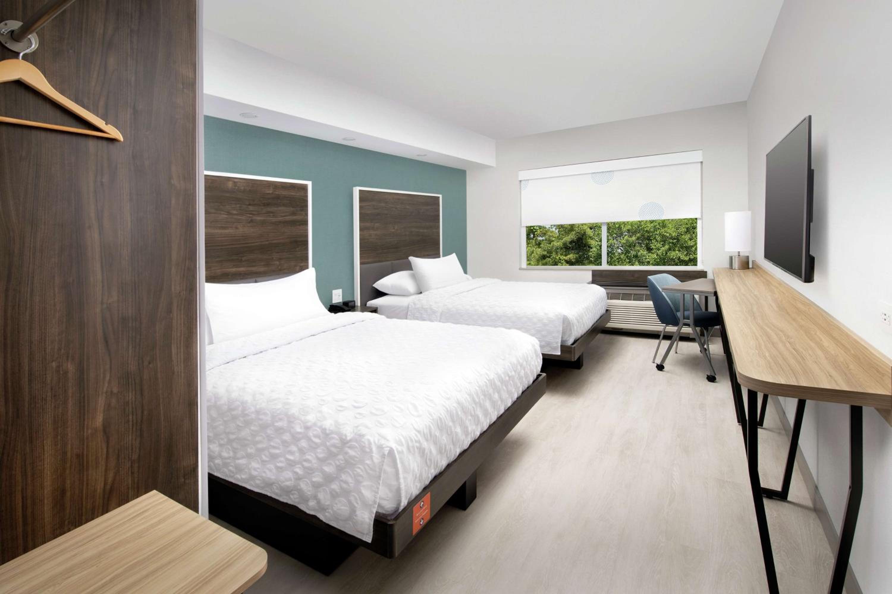 Queen Room with Two Queen Beds - Hearing Access photo 3
