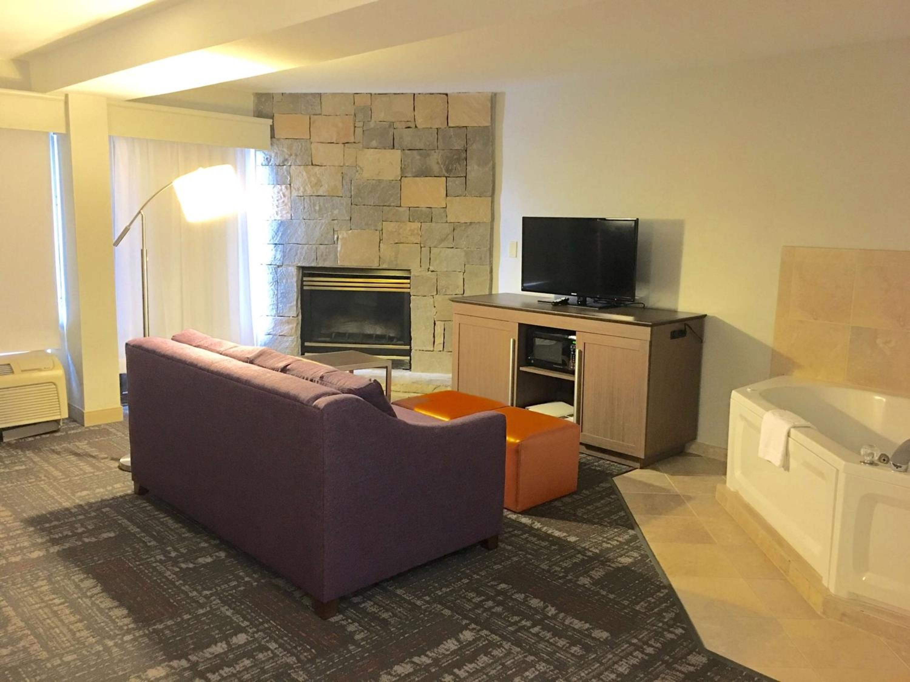 One-Bedroom King Suite with Fireplace - Non-Smoking