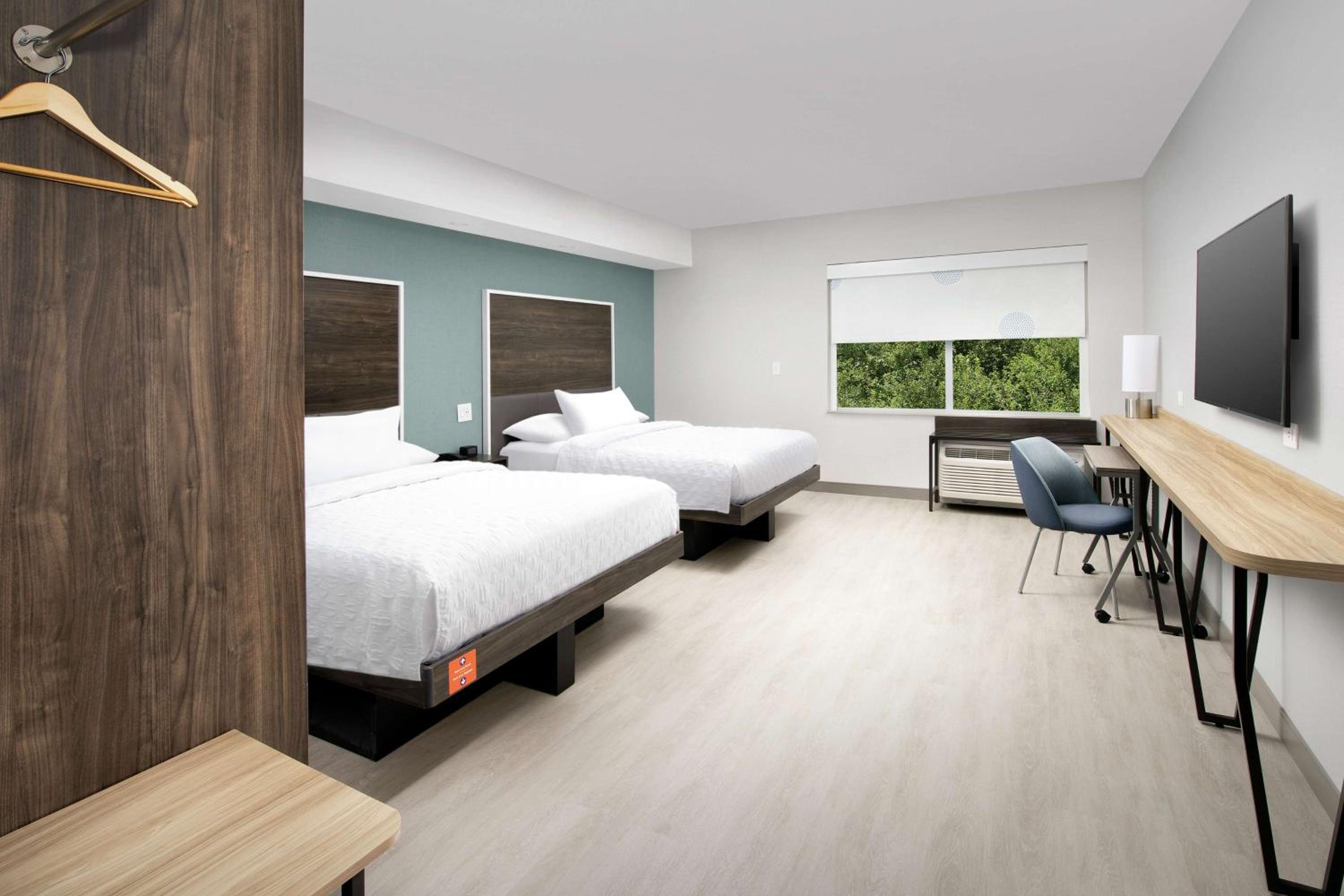Queen Room with Two Queen Beds - Hearing Access photo 2