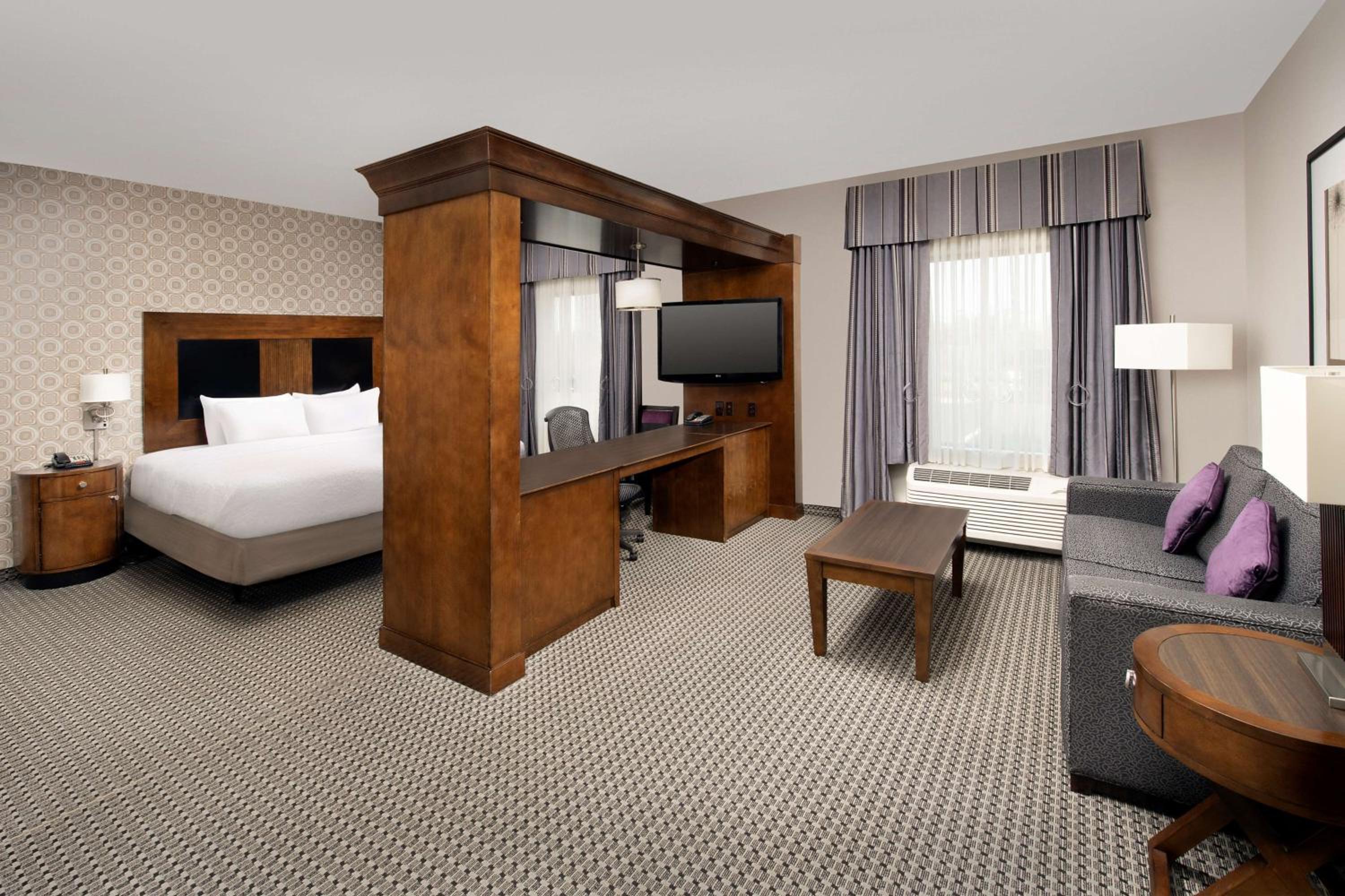 King Suite - Mobility and Hearing Access/Non-Smoking - Photo 2