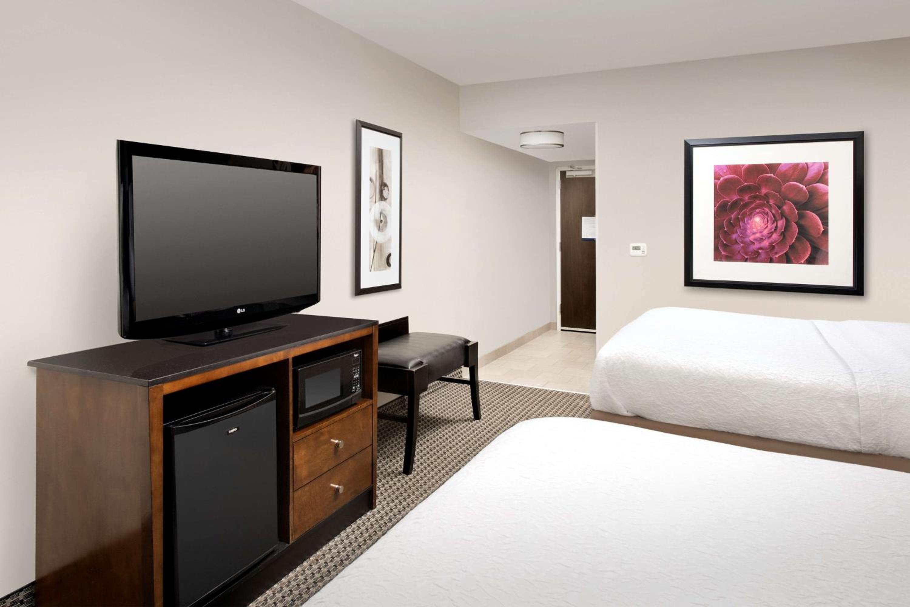Room with Two Queen Beds - Non-Smoking - Photo 3