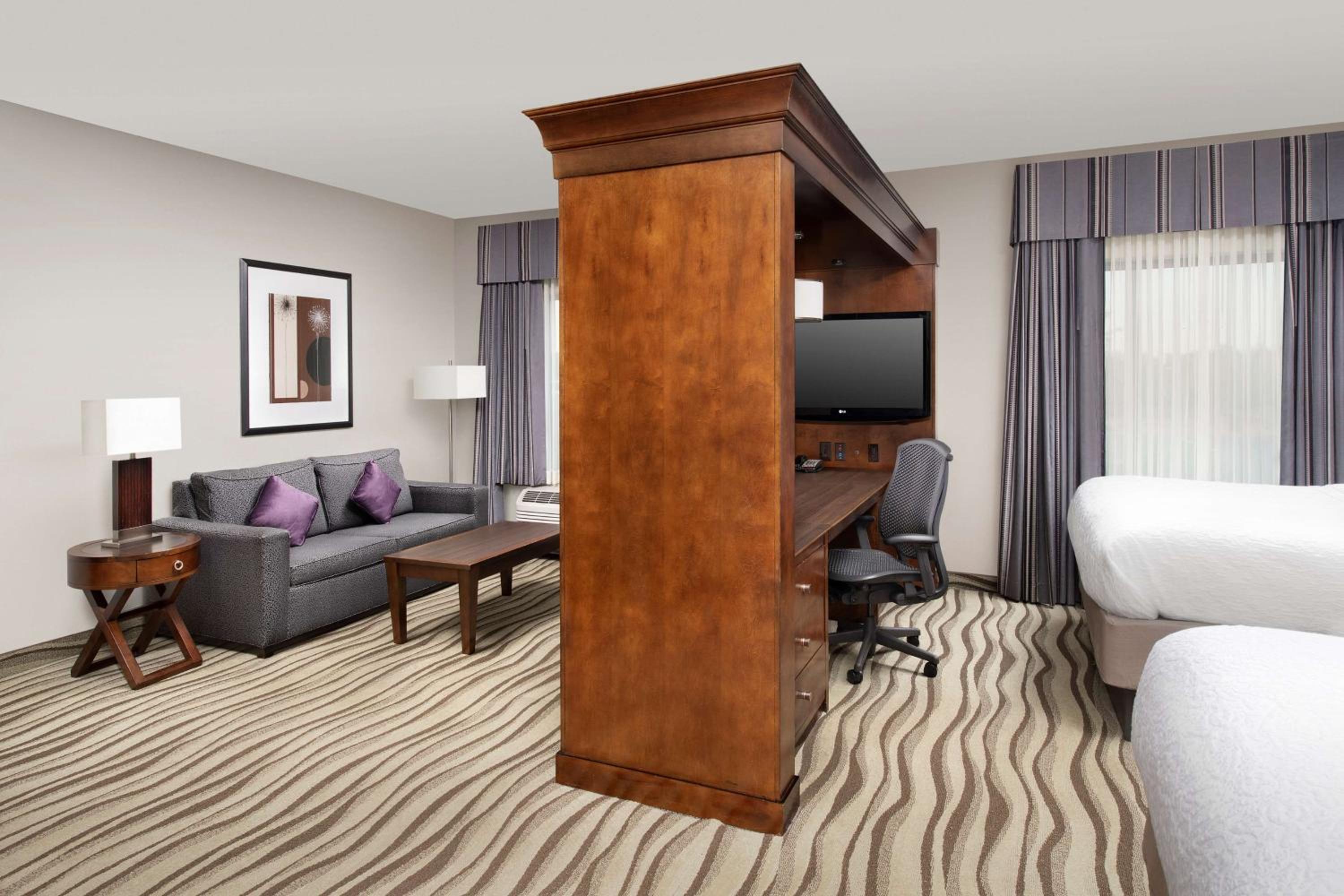 Queen Studio Suite with Two Queen Beds - Non-Smoking - Photo 2