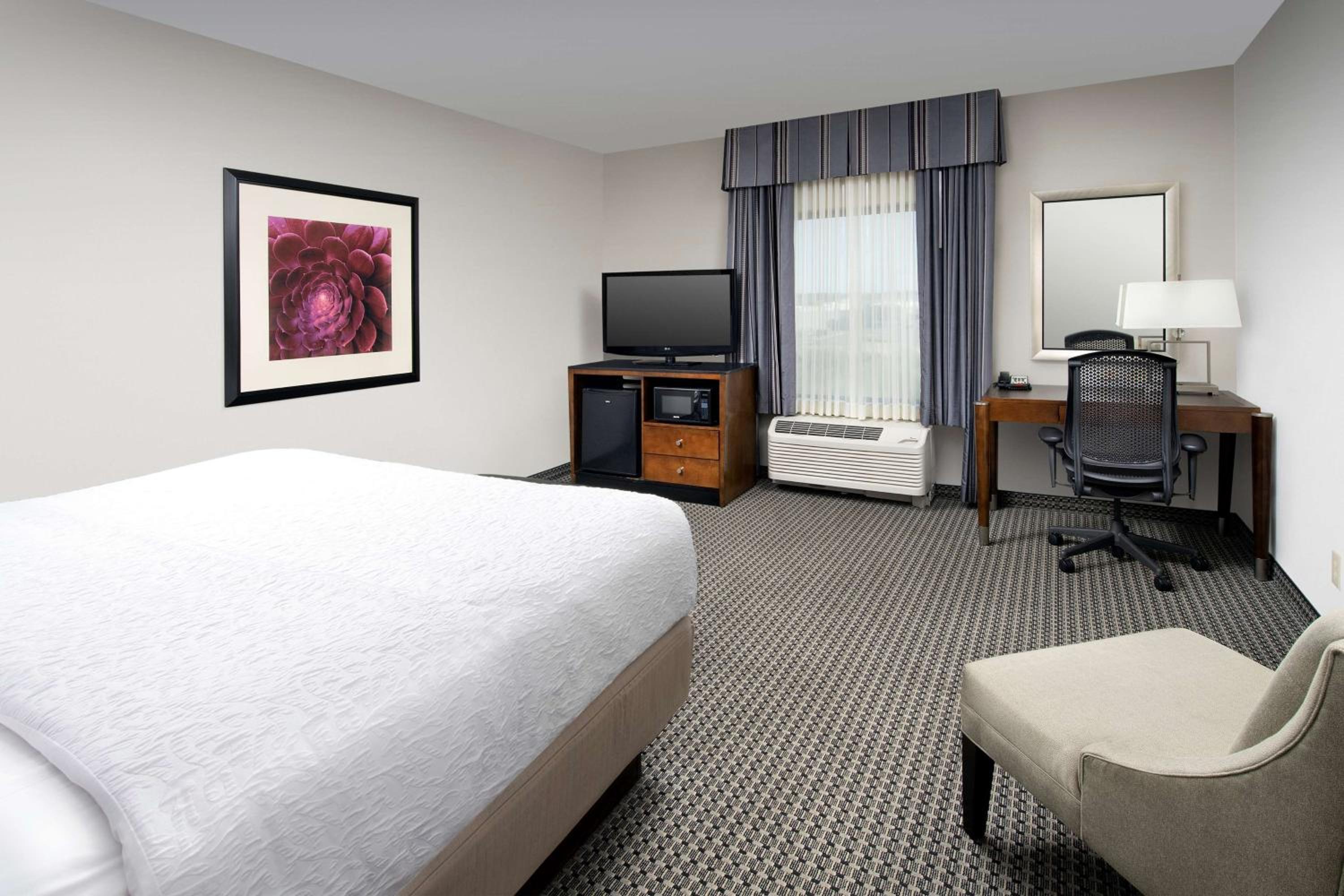 King Room with King Bed - Non-Smoking - Photo 1