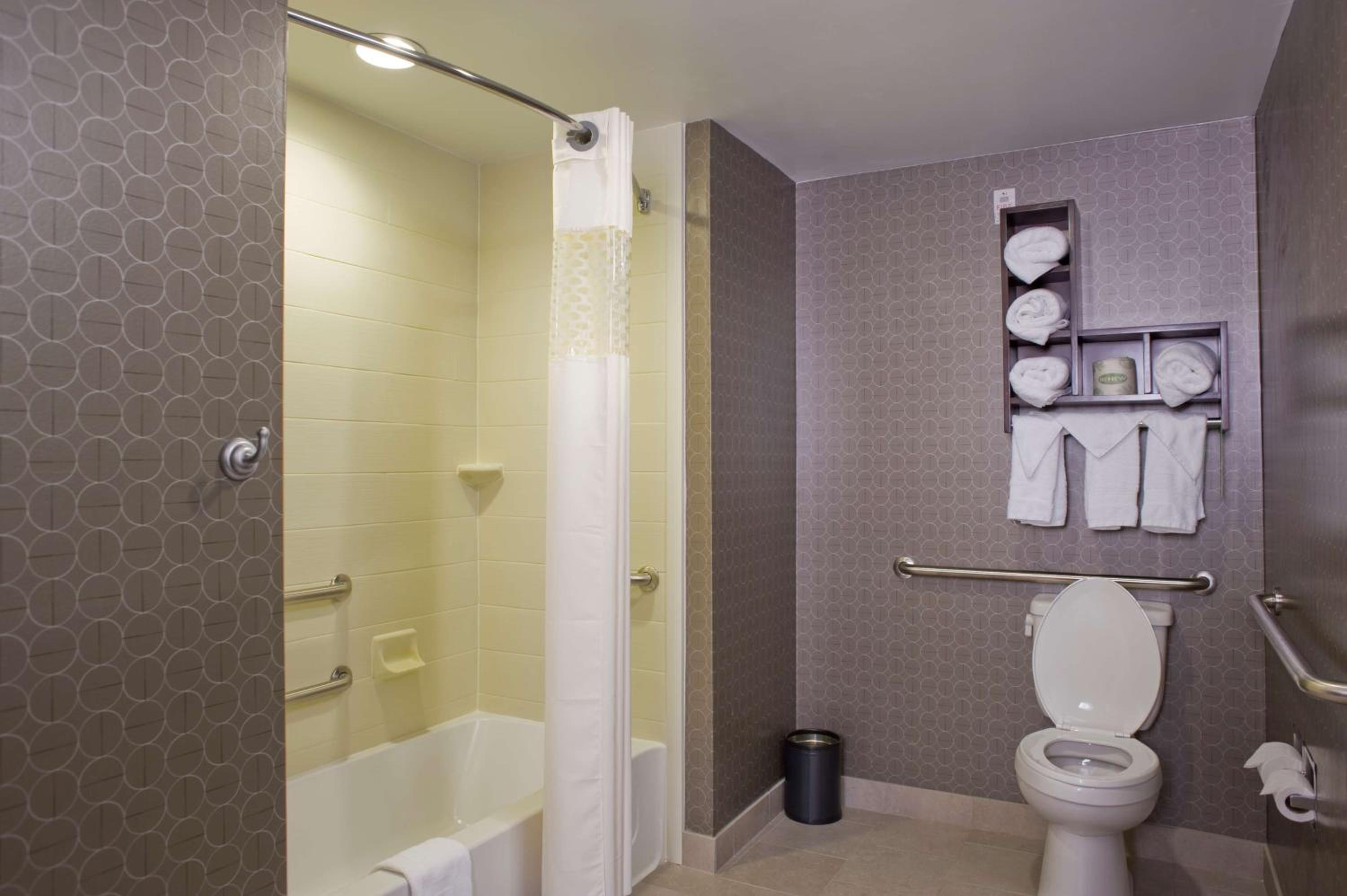King Suite - Mobility and Hearing Access/Non-Smoking - Photo 3