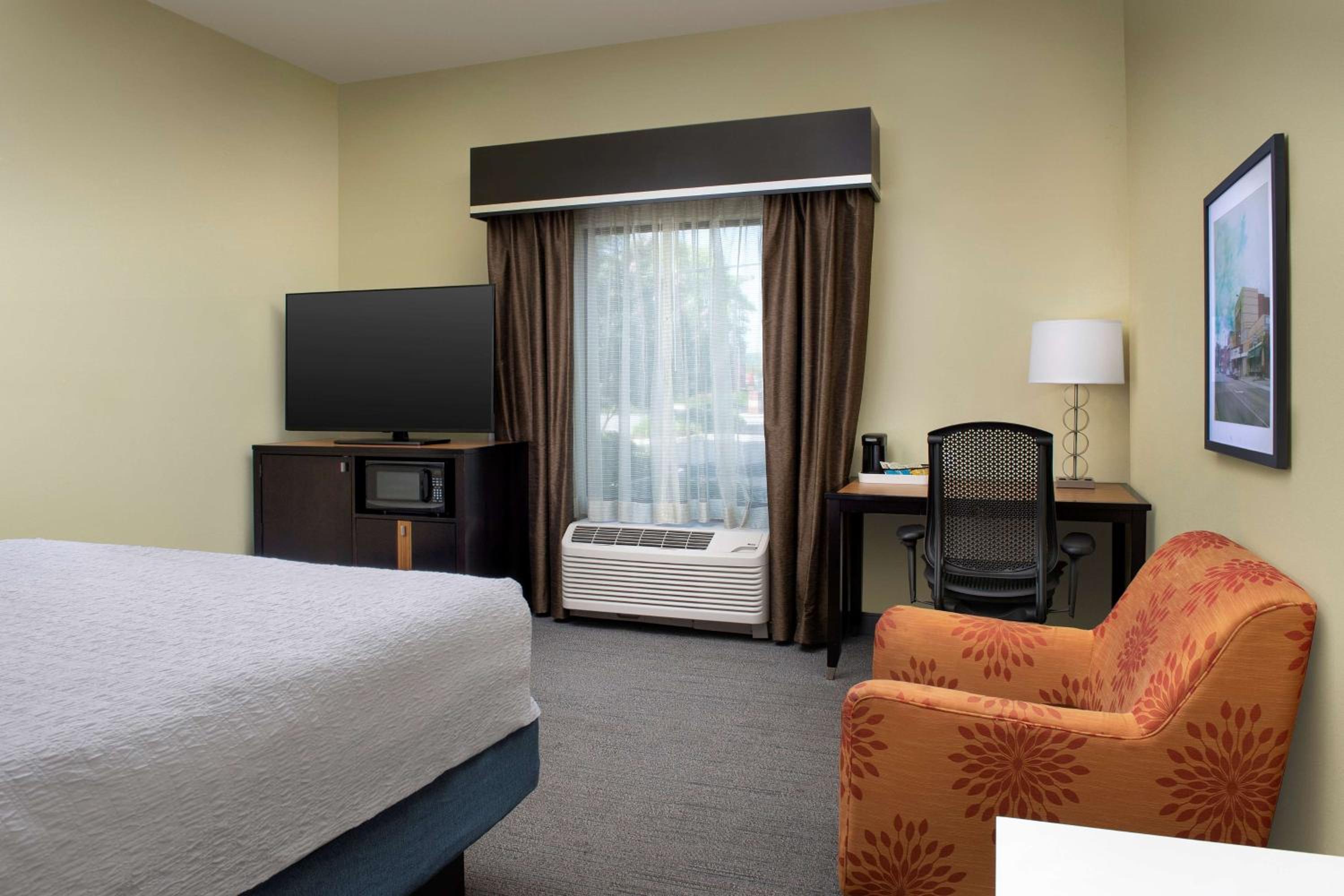 King Room with King Bed - Non-Smoking - Photo 2