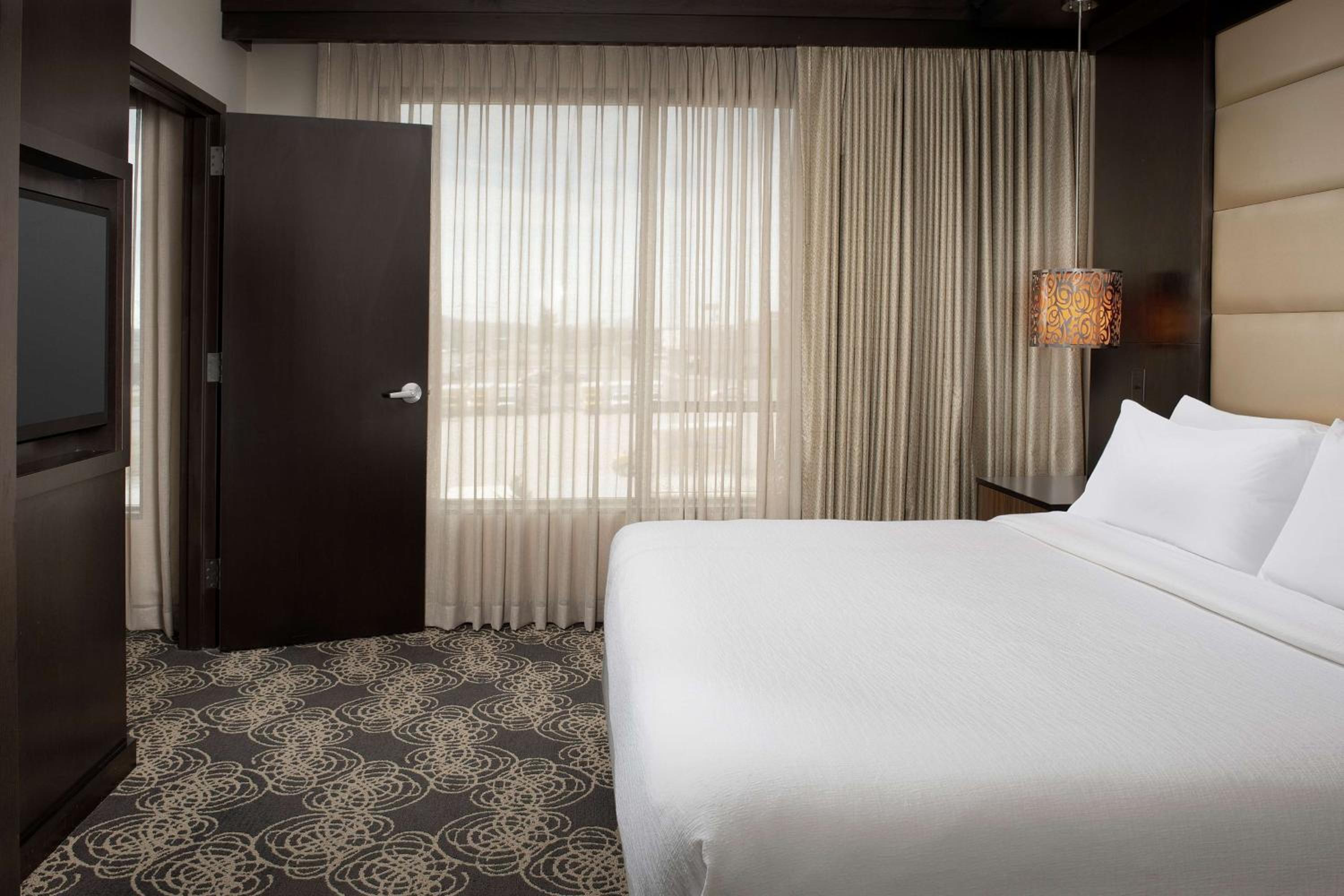 Premium King Suite - Non-Smoking