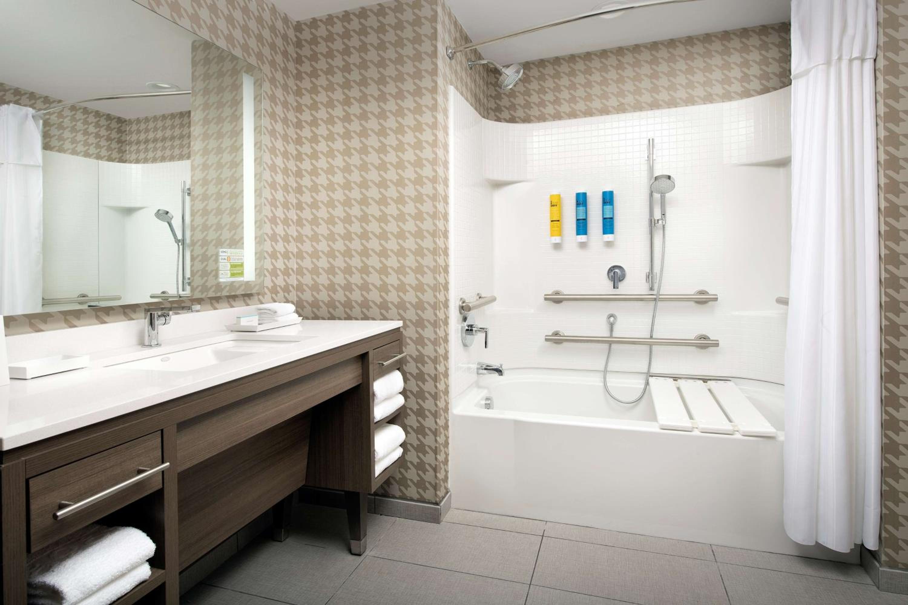 King Suite - Mobility Access/Non-Smoking - Photo 4