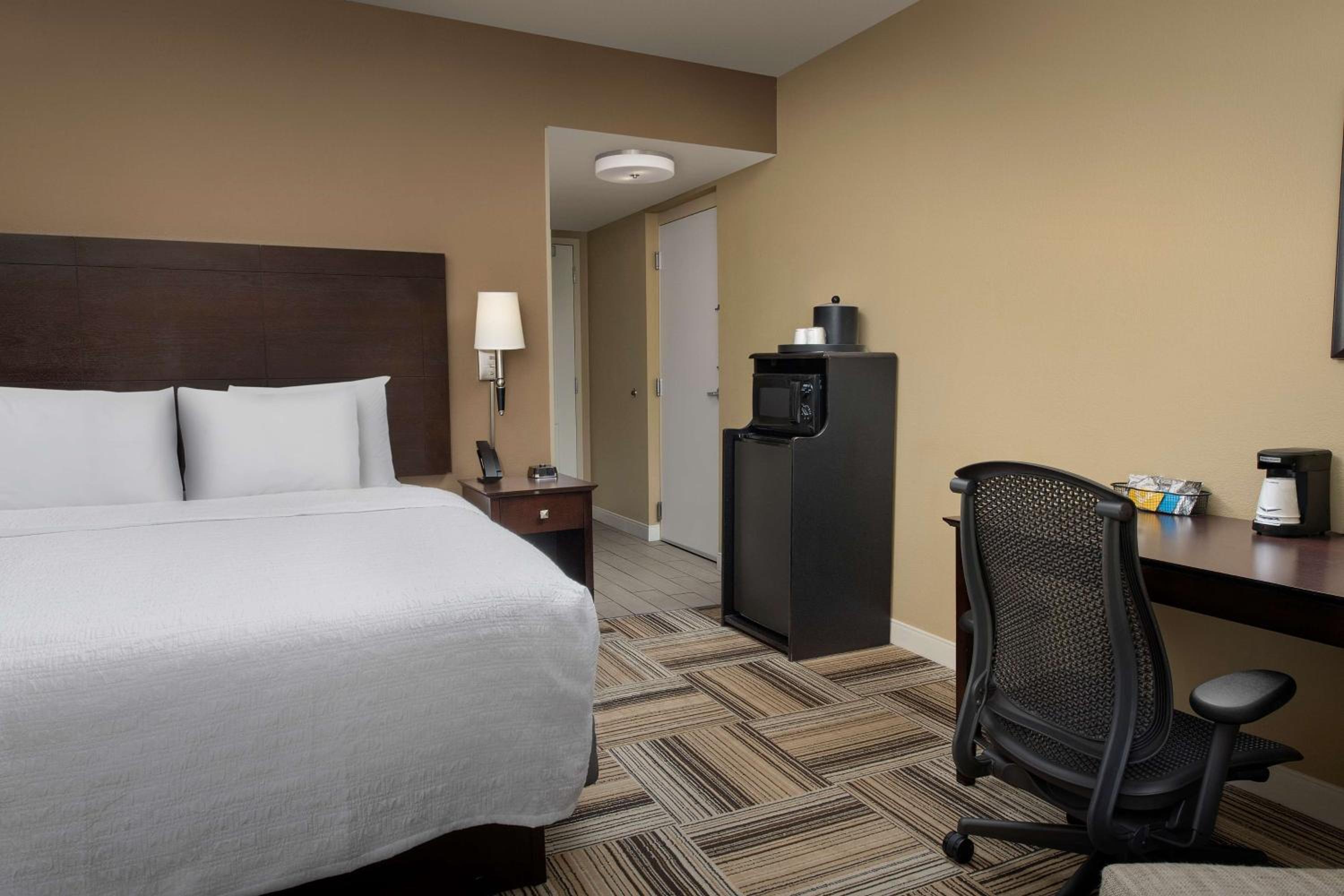 King Room with King Bed - Non-Smoking - Photo 1