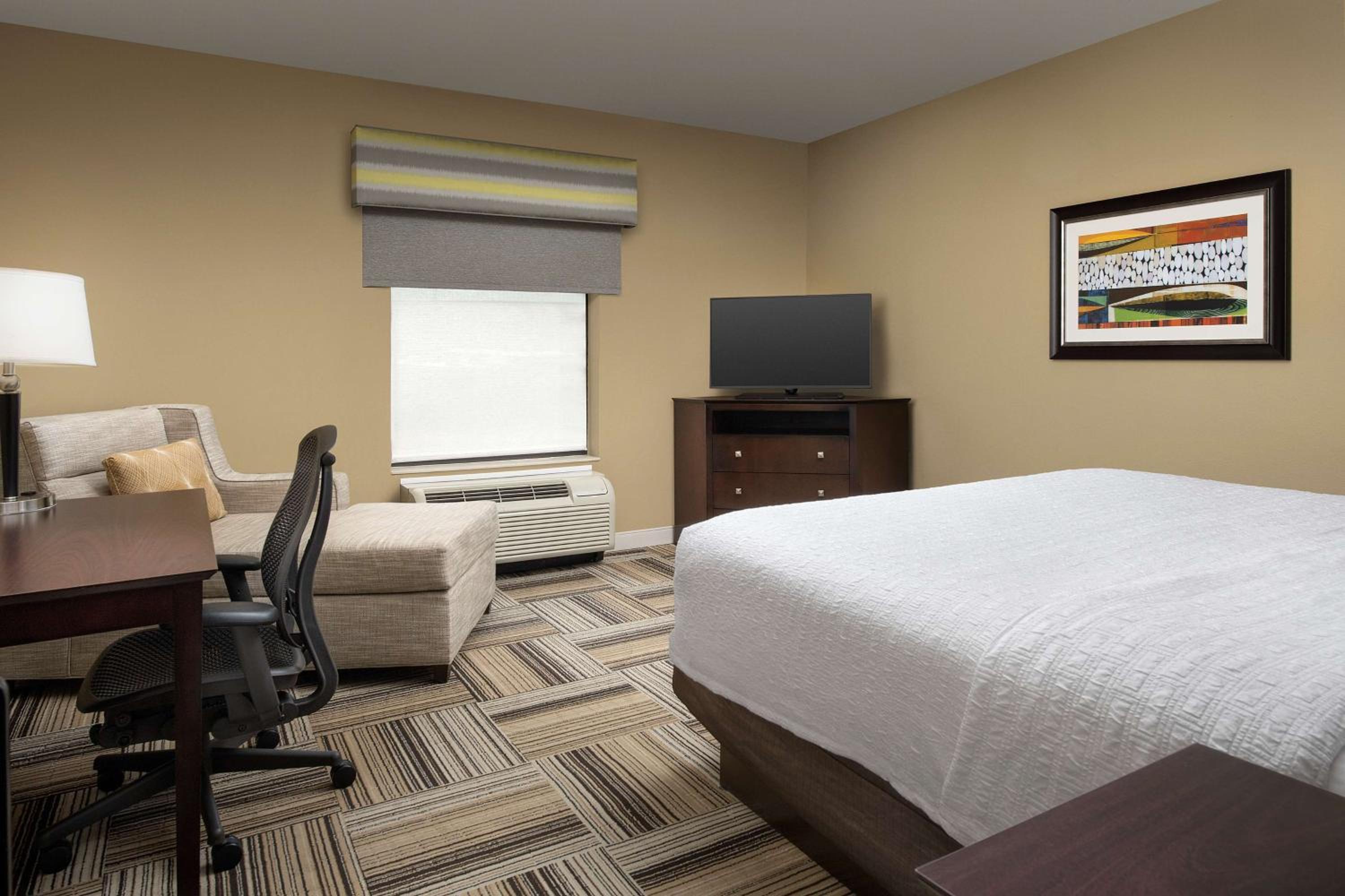 King Room with King Bed - Non-Smoking - Photo 2