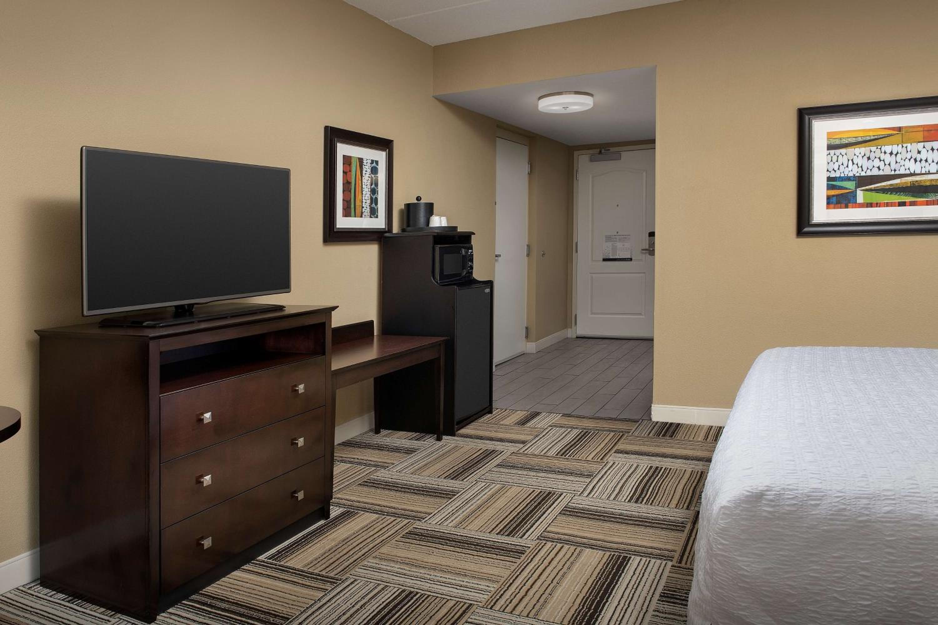 King Room with Roll-In Shower - Mobility and Hearing Access/Non-Smoking - Photo 4